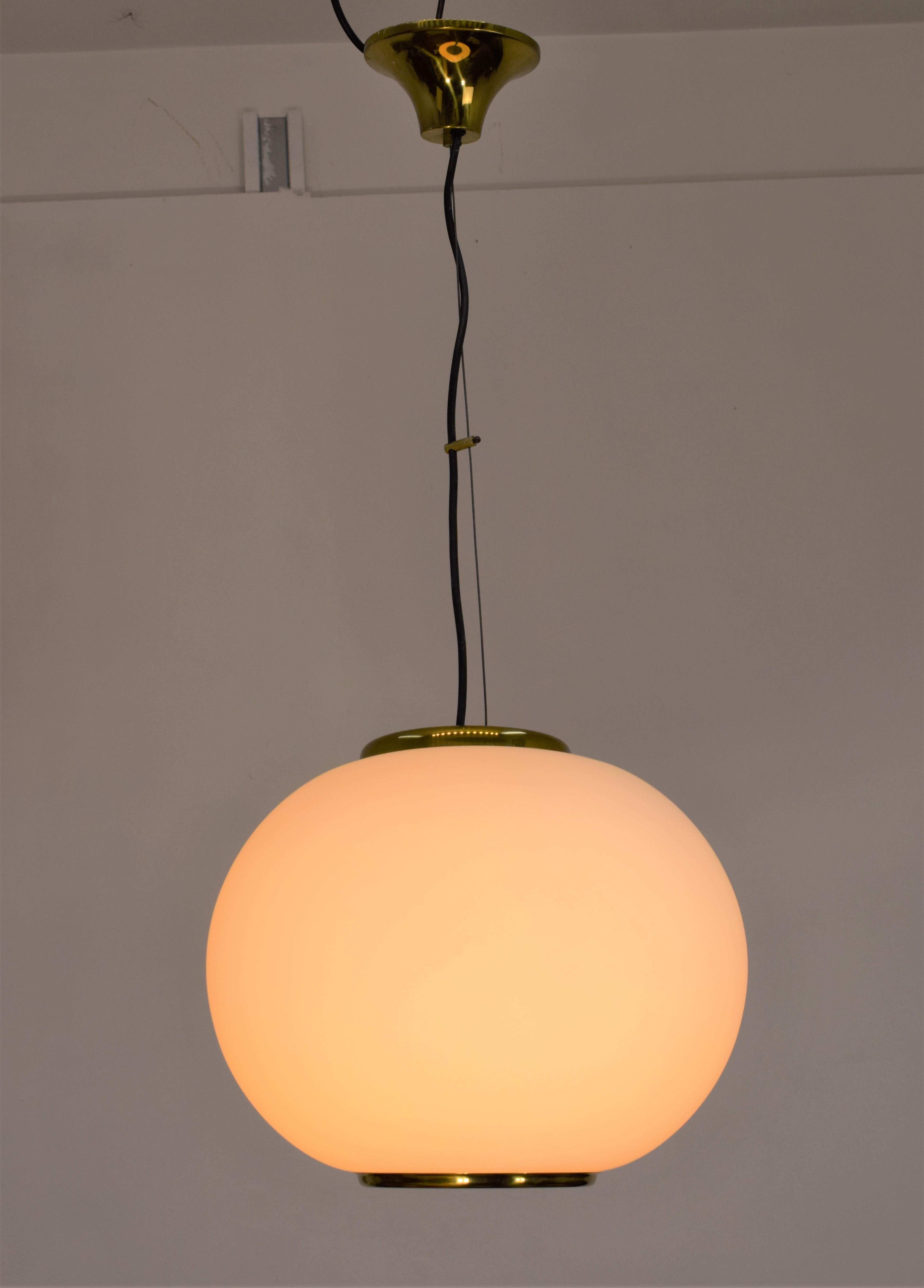 Lampe pendante italienne, années 1960.

Dimensions : H= 85 cm ; D= 36 cm.