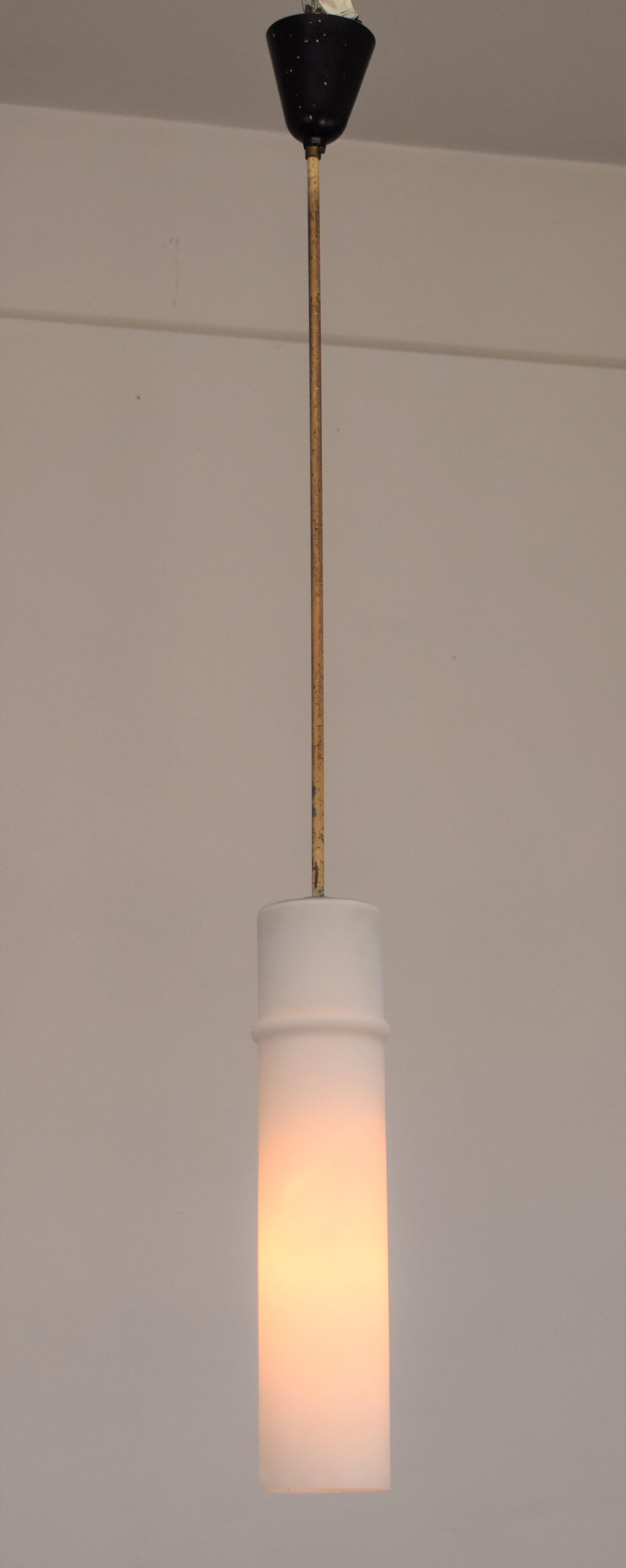 Lampe à suspension italienne de Stilnovo, verre opalin et laiton, années 1960 en vente 1