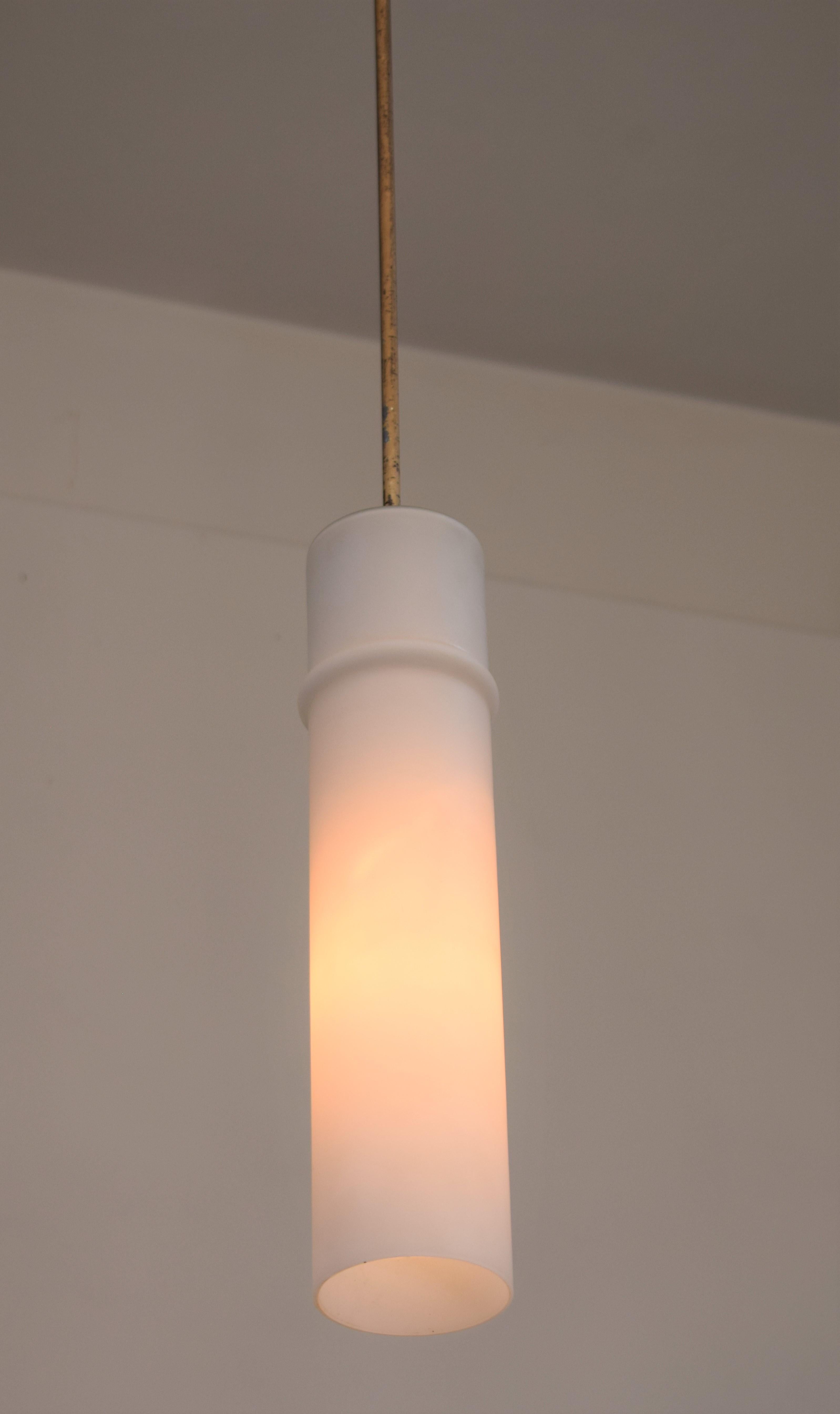 Lampe à suspension italienne de Stilnovo, verre opalin et laiton, années 1960 en vente 3