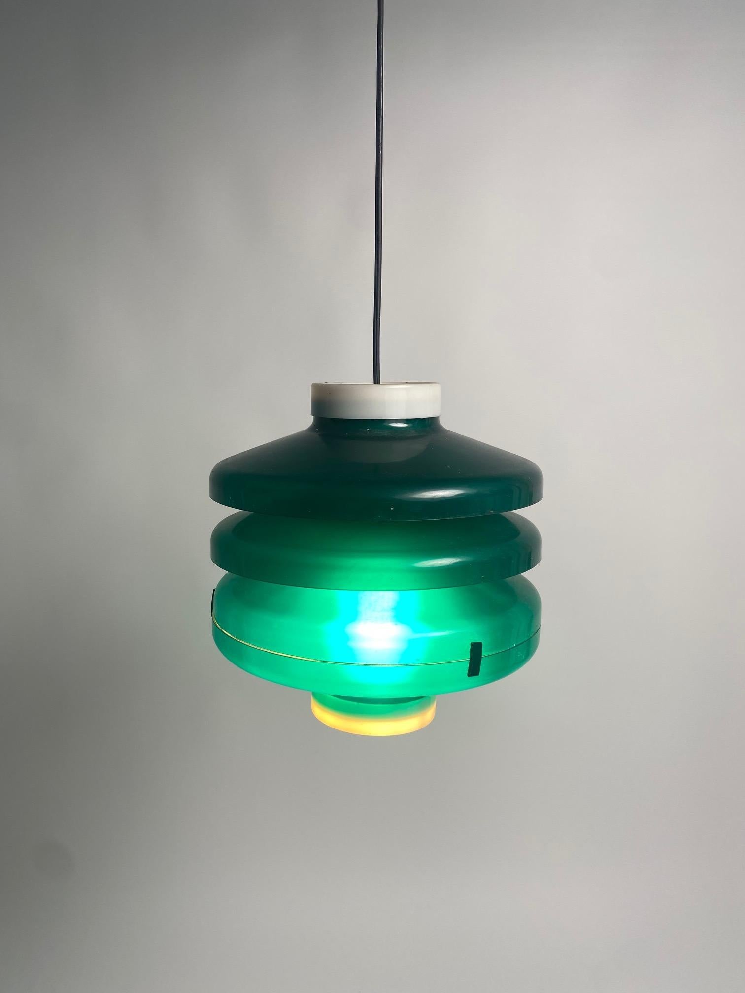 Italian Mid-Century Suspension, in the style of Stilnovo.

The lamp, in green and white Plexi, will give a soft and colorful light to your room

Overall height: 90 cm
Lamp height: 27 cm
Diameter: 27cm