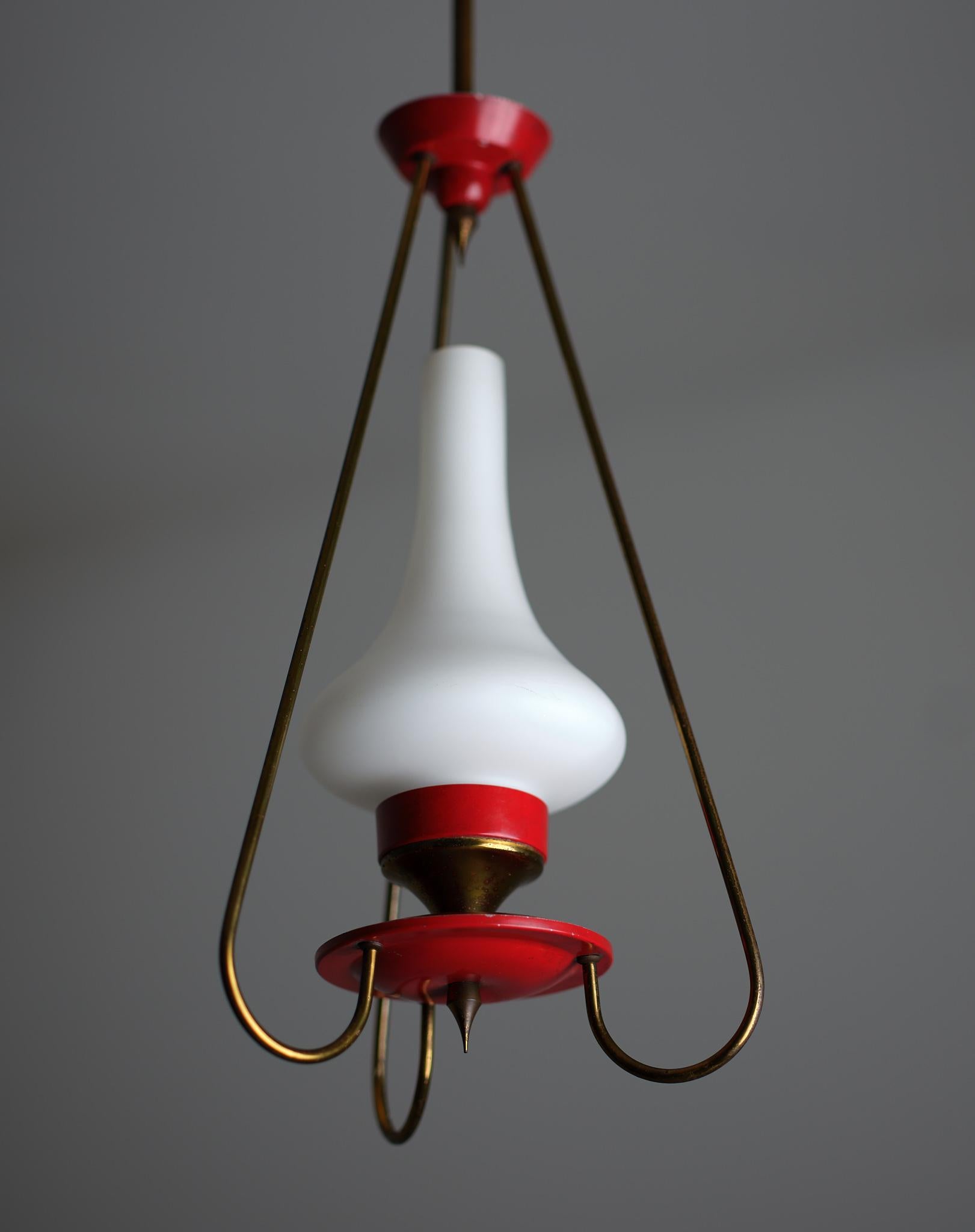 Italian pendant chandelier with three arms, made with red enameled metal , brass and opaline glass .


Elegant and modern design , typical of Italian lightings of the 1950s

 standard E27 bulbs.
upon request we can change the height of the