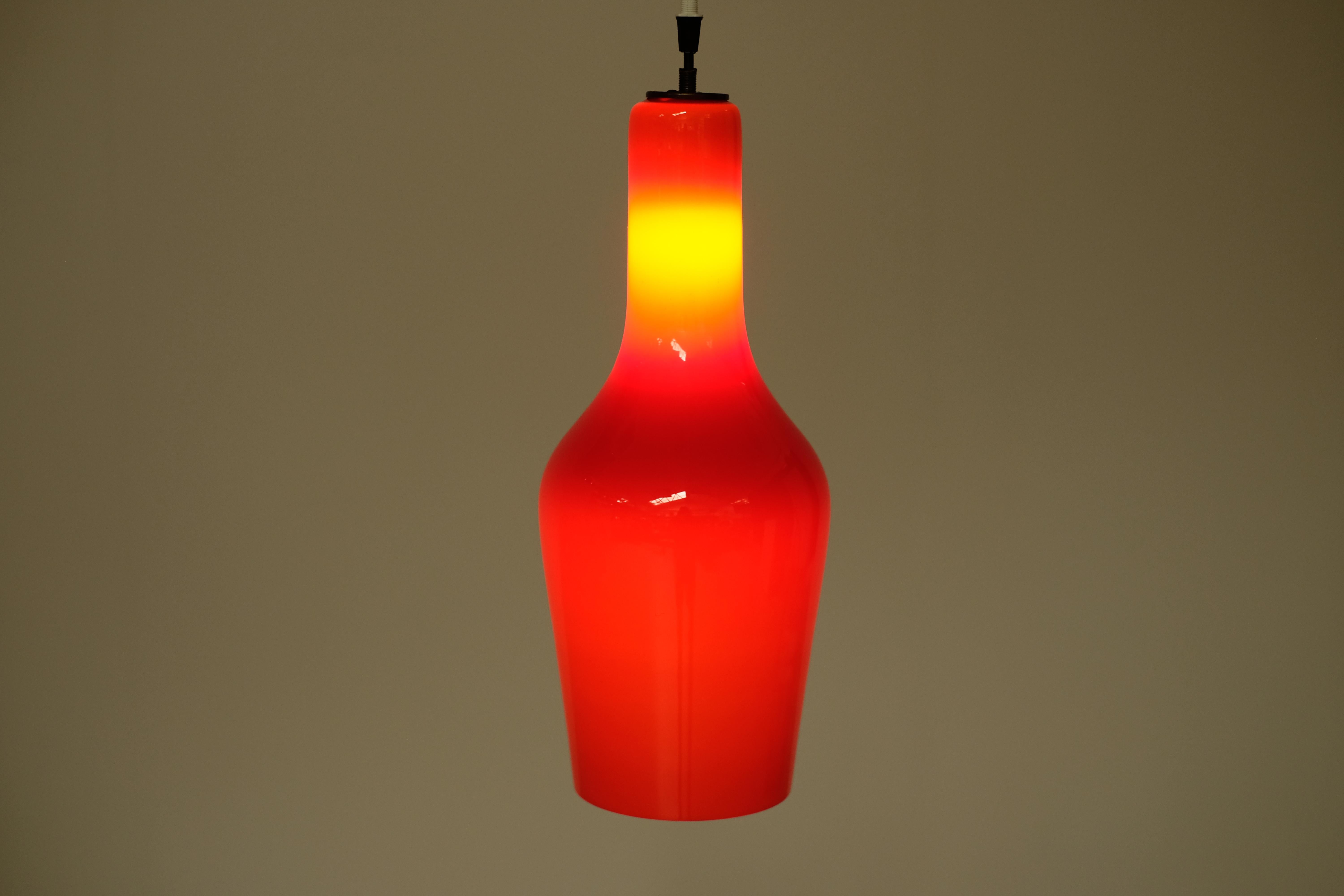 Magnifica lampada a sospensione italiana in opalina rossa degli anni '70.

La sua forma originale e la sua tonalità rossa offrono un magnifico gradiente di luce.

Questa sospensione è in ottime condizioni e non ha subito alcun danno anche se