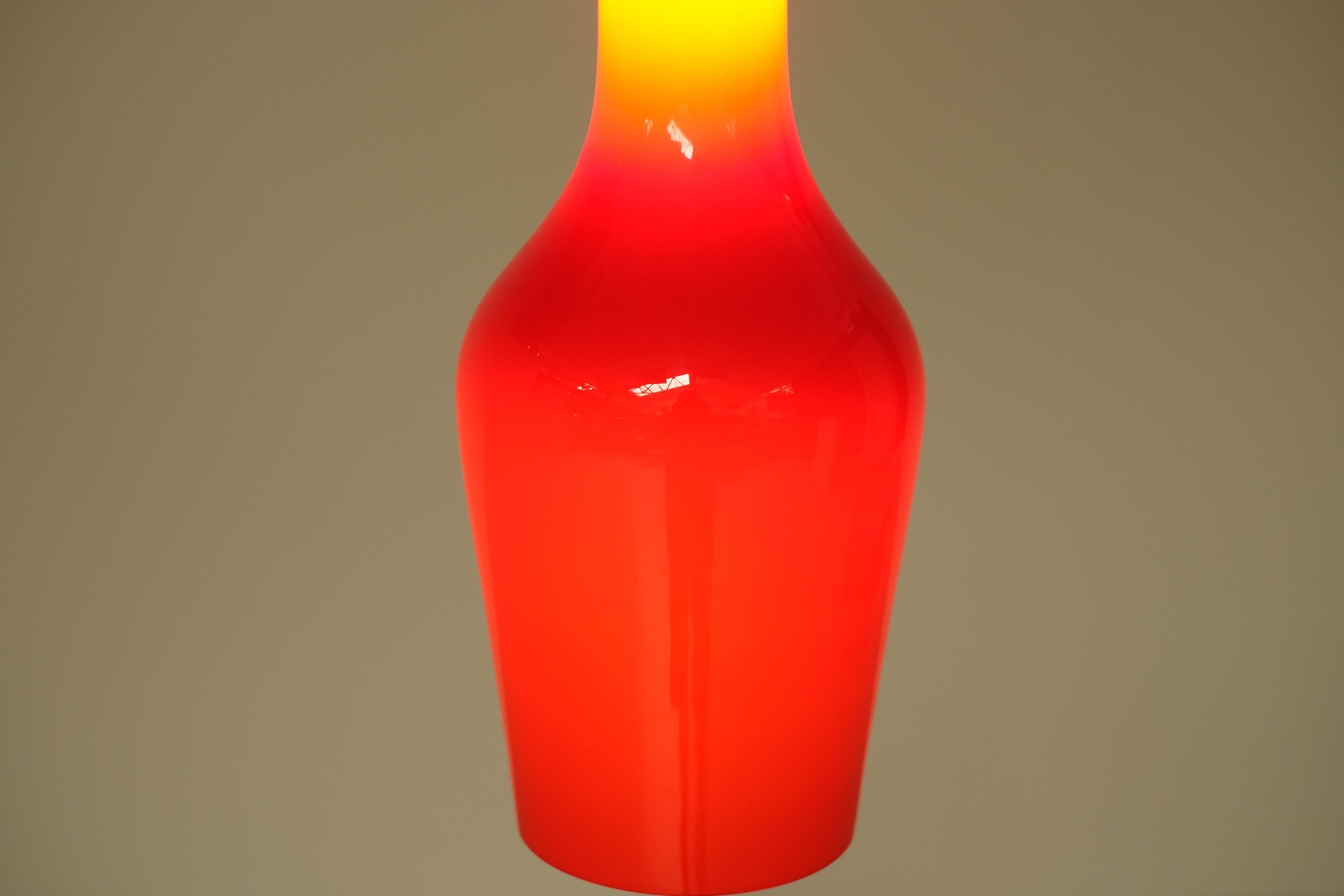 Mid-Century moderno Lampada a sospensione italiana in opalina rossa - anni '60 in vendita