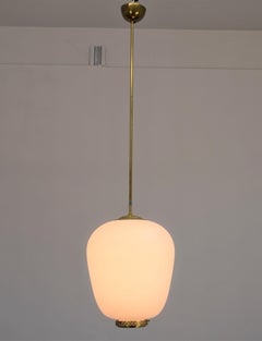 Lampe suspendue italienne, opaline et laiton, années 1950