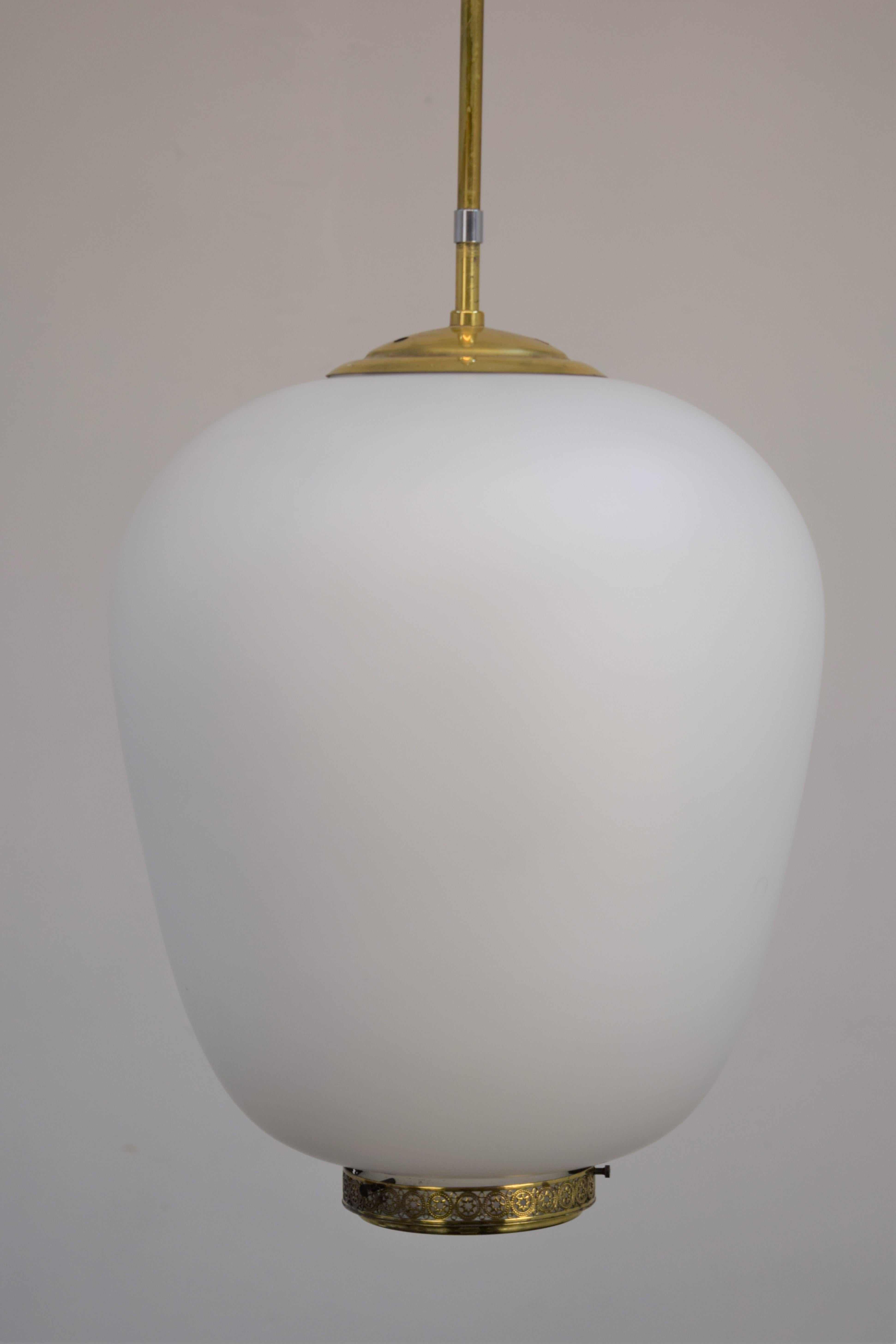 Italian pendant lamp, opaline and brass, 1950s For Sale 2
