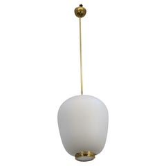 Lampe suspendue italienne, opaline et laiton, années 1950