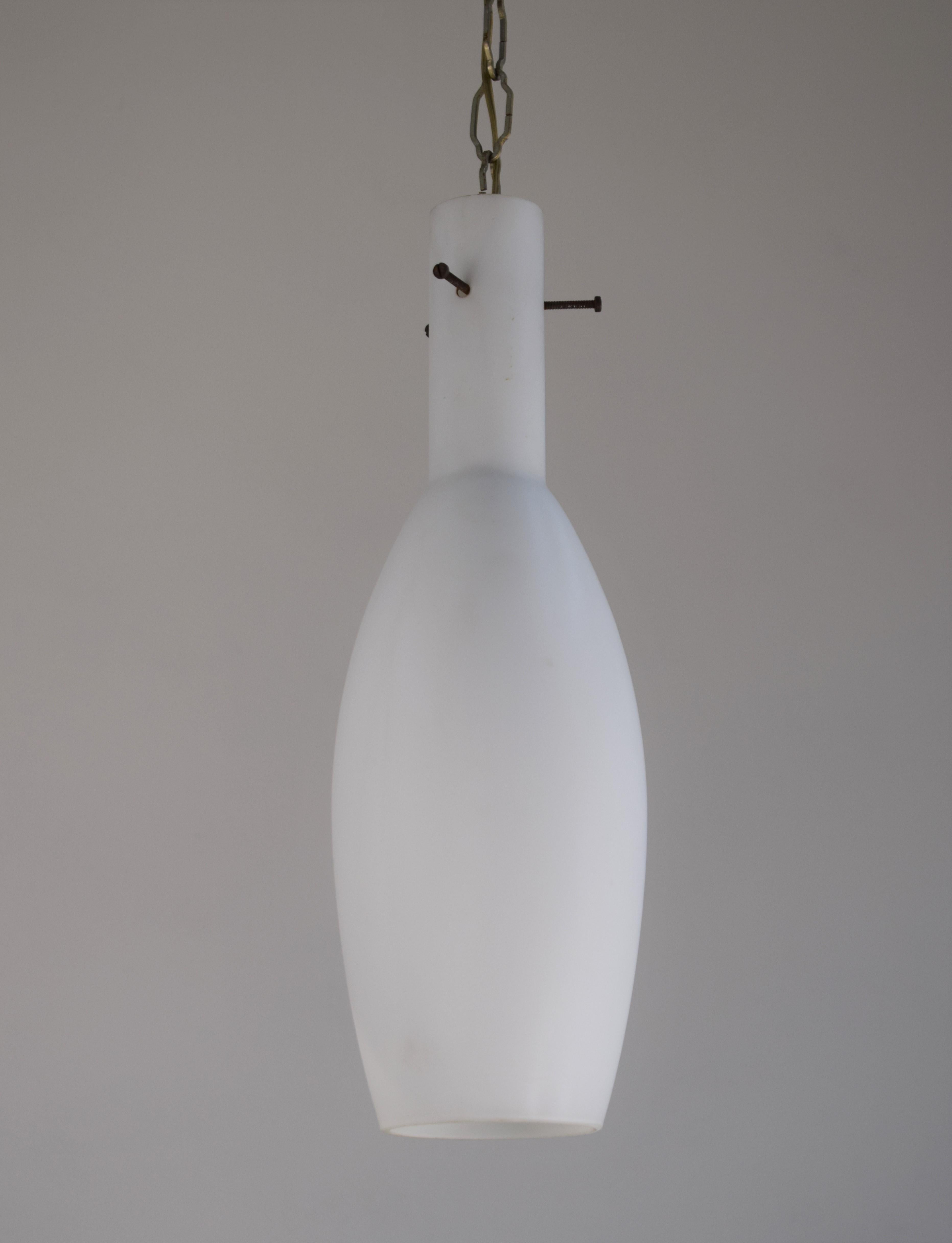 Lampe pendante italienne, verre opalin, années 1960.

Dimensions : H= 81 cm ; P= 12 cm ; H verre= 40cm.