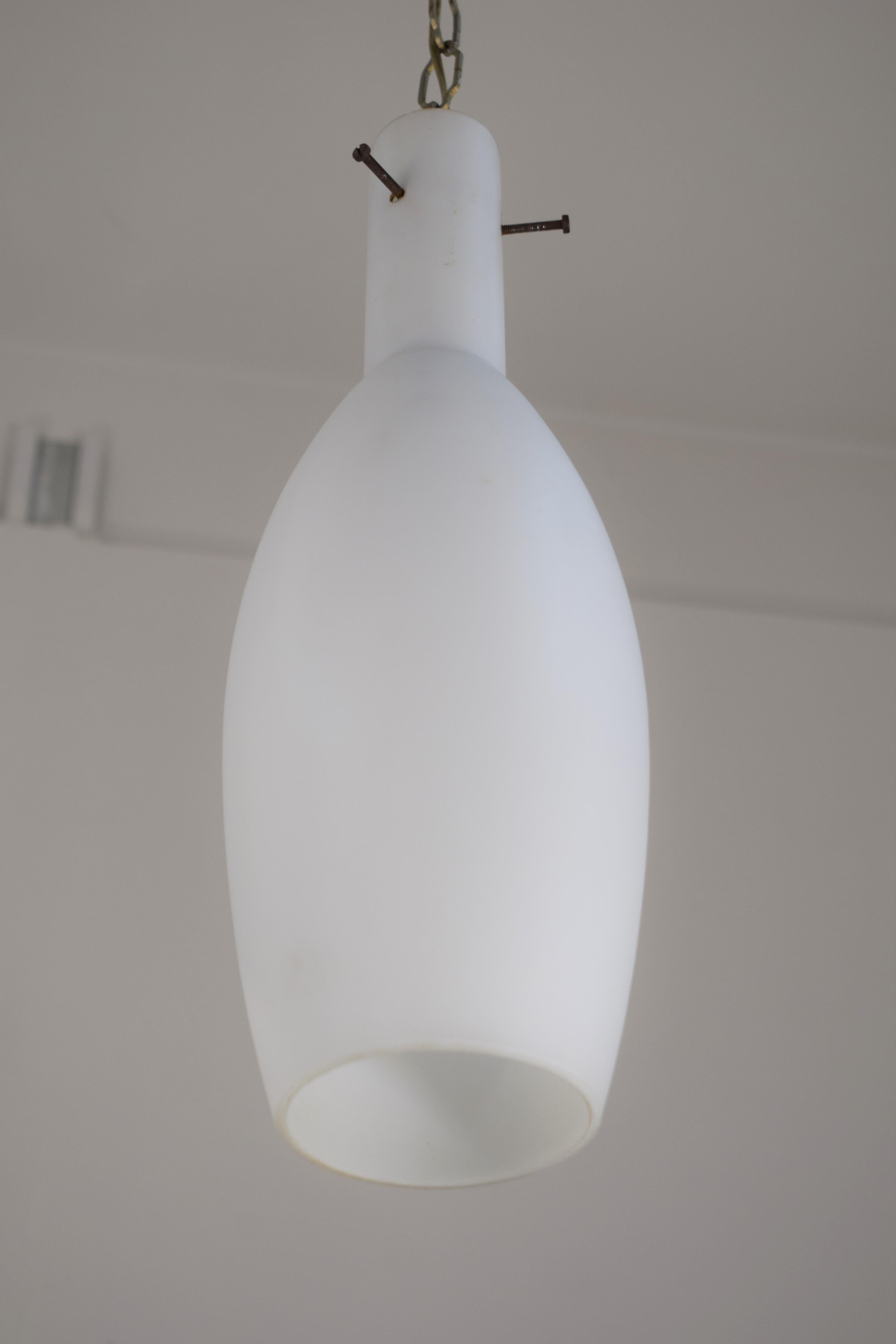 Mid-Century Modern Lampe à suspension italienne, verre opalin, années 1960 en vente