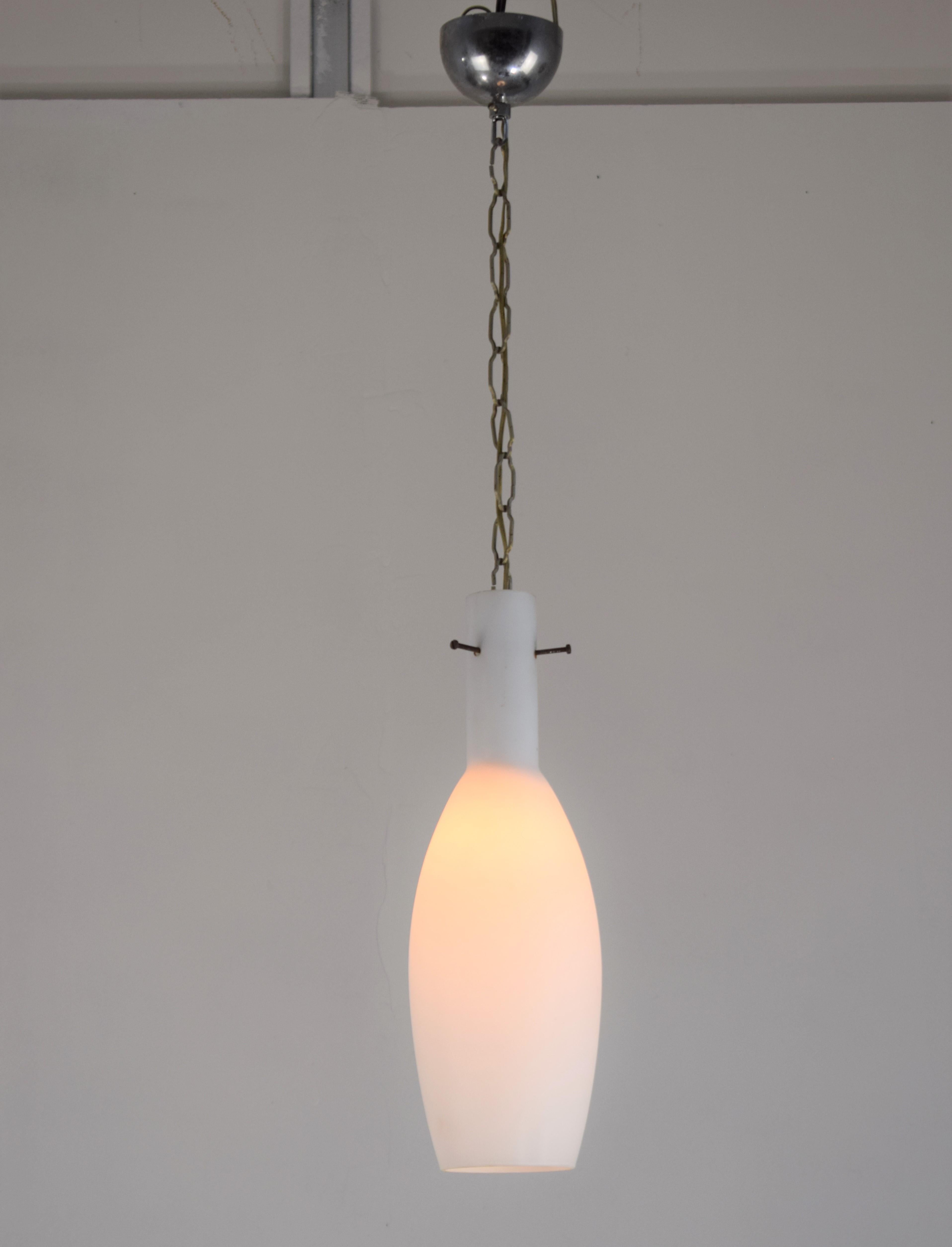 Milieu du XXe siècle Lampe à suspension italienne, verre opalin, années 1960 en vente