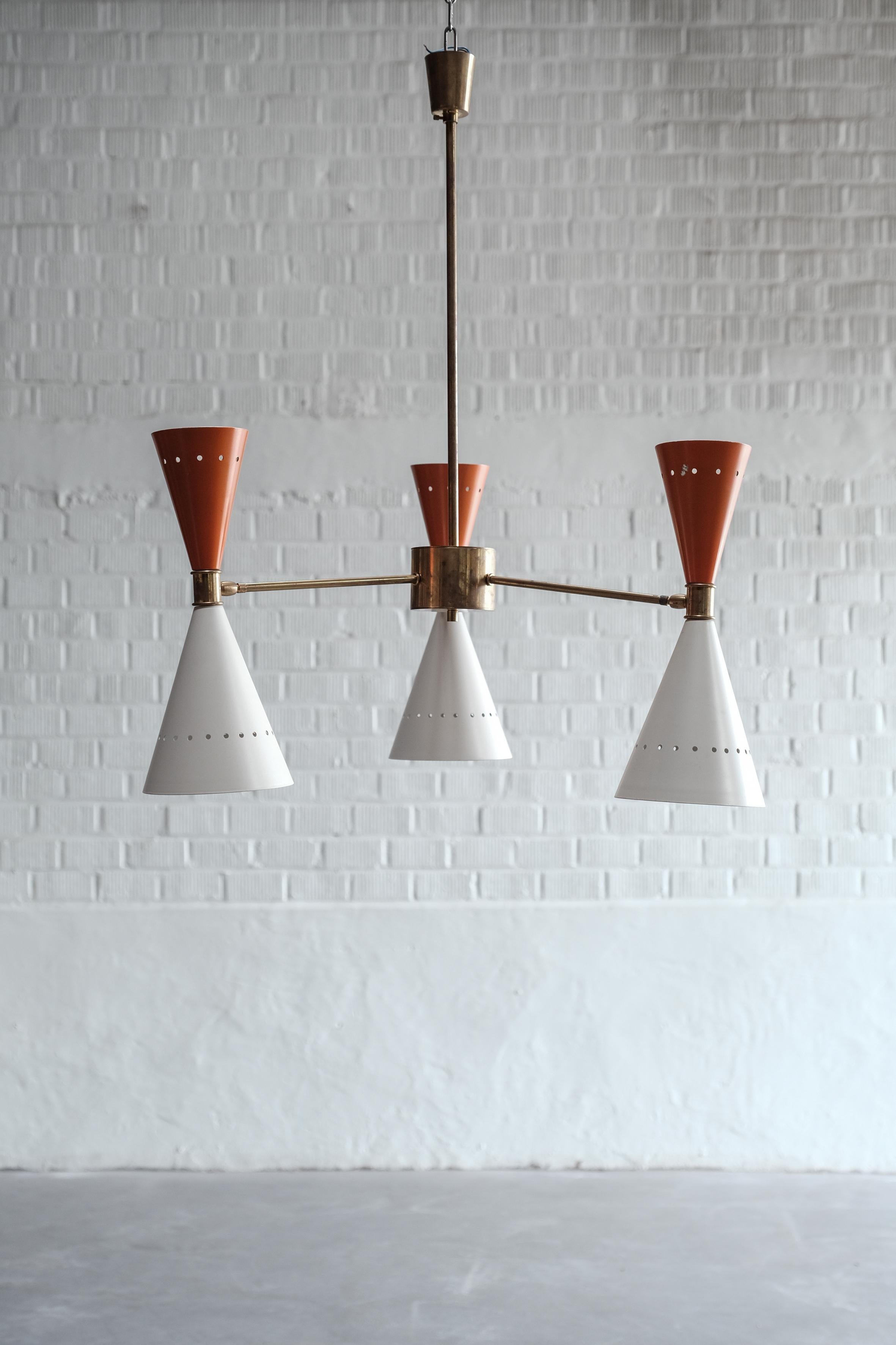 Italian Pendant lamp made of brass and metal cones in white and orange. 

Functional! 

H 88 70 diameter 

cones 39 cm
