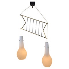 Lampe suspendue italienne avec abat-jour en opaline et laiton, style Stilnovo, années 1950