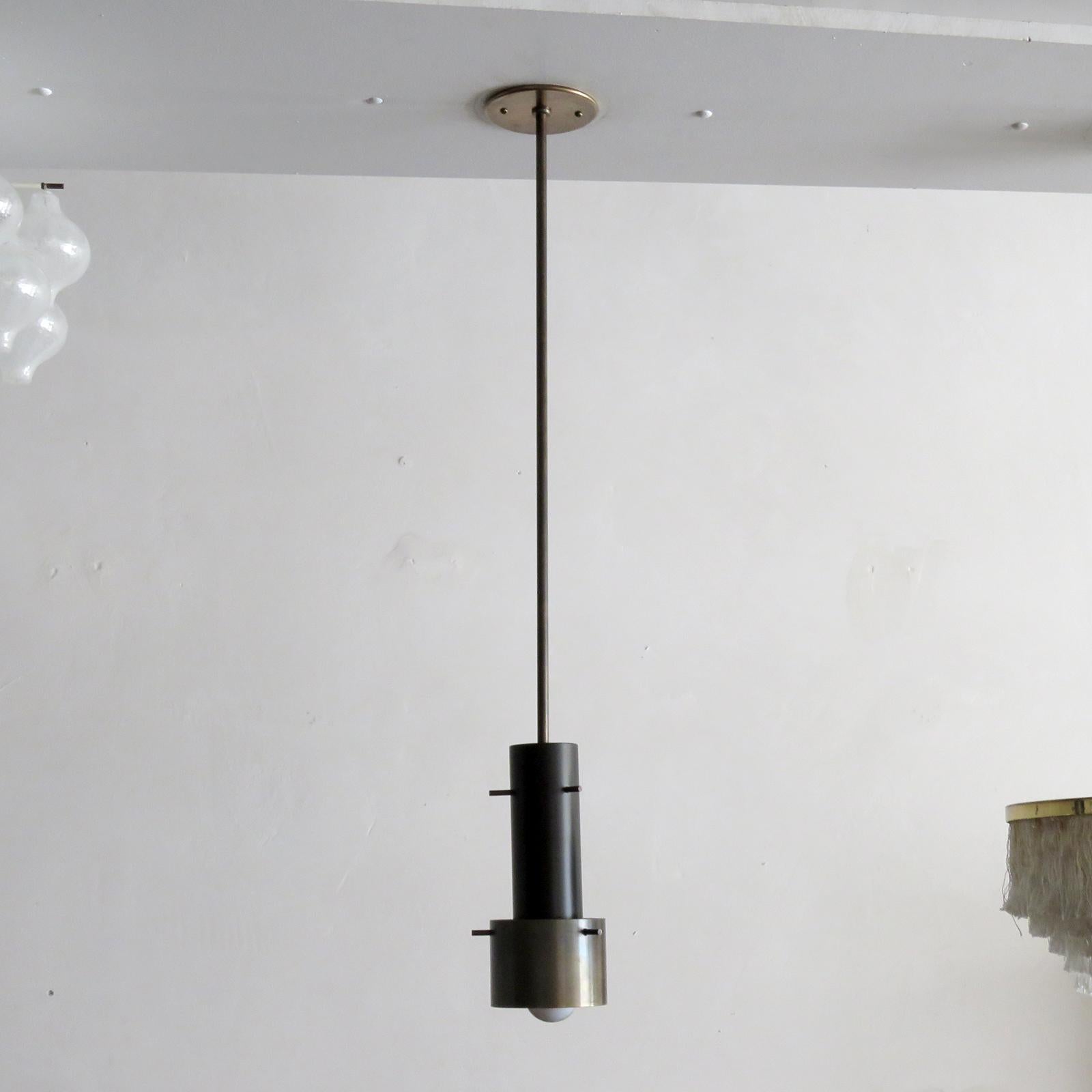Wonderful Italian articulate pendant light in patinaed brass and enameled aluminum, wired for US standards or European standards (110v/240v), one E27 socket, max. Wattage 75w, bulb provided as a onetime courtesy.