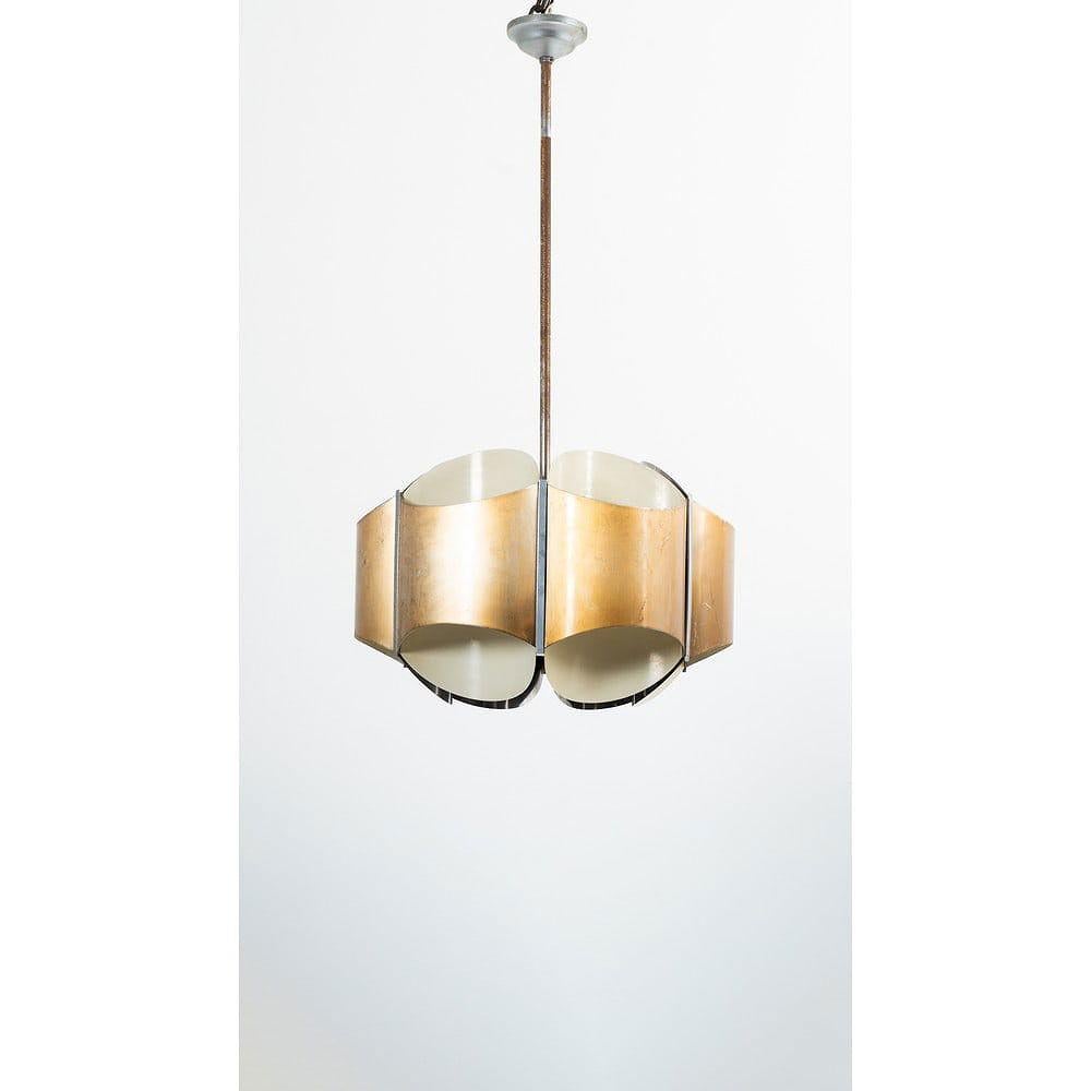 PRODUZIONE ITALIANA circa 1970.
Lampada a sospensione a sei luci, struttura in metallo cromato, diffusori in metallo curvato laccato oro e bianco.

Potrebbe essere necessario ricablare 