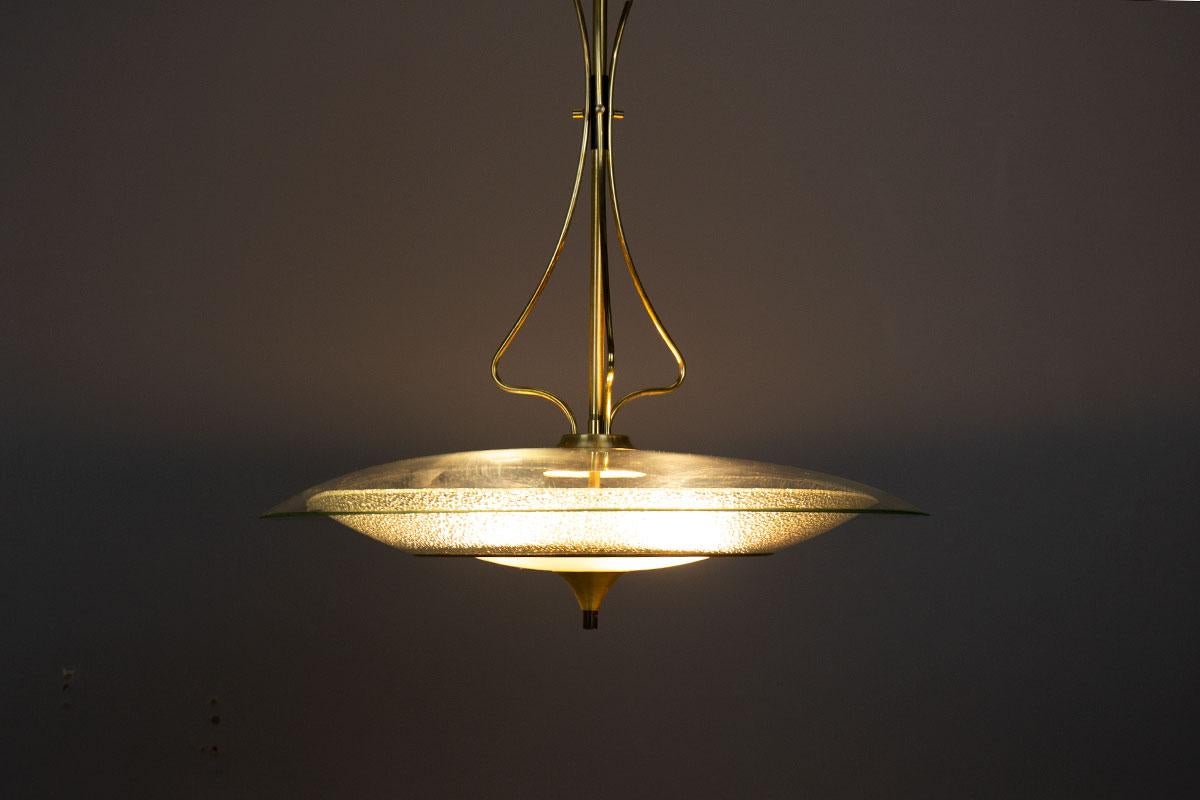 Italian pendant light in glass, black metal and brass, 1950 For Sale 4