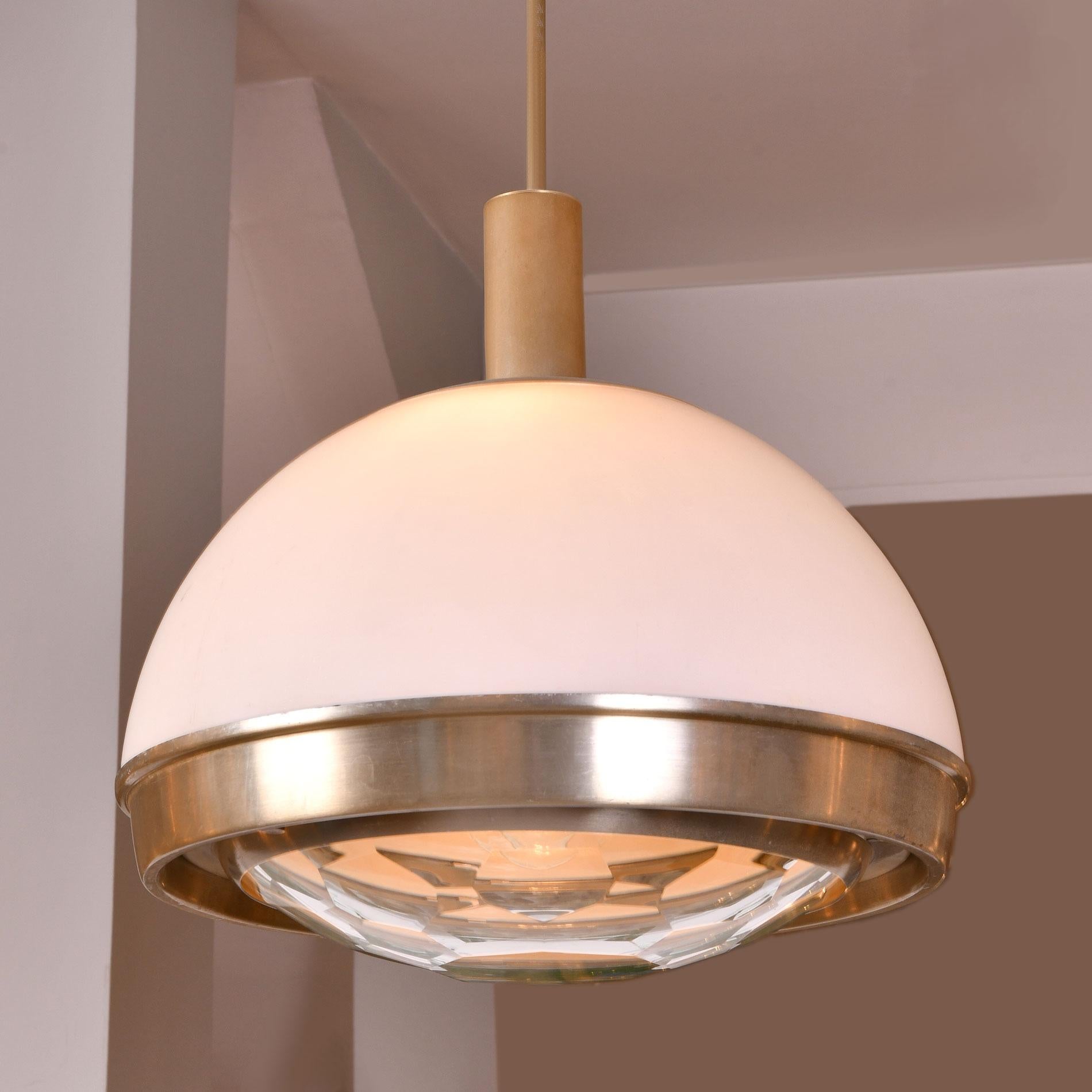 Classico grande pendente da soffitto italiano del Mid-Century realizzato dalla designer Pia Guidetti Crippa per Lumi Milano, 1960.  Semicerchio in plexiglass opaco con finiture decorative in nichel, asta e rosone a soffitto. Rifinito con una base in