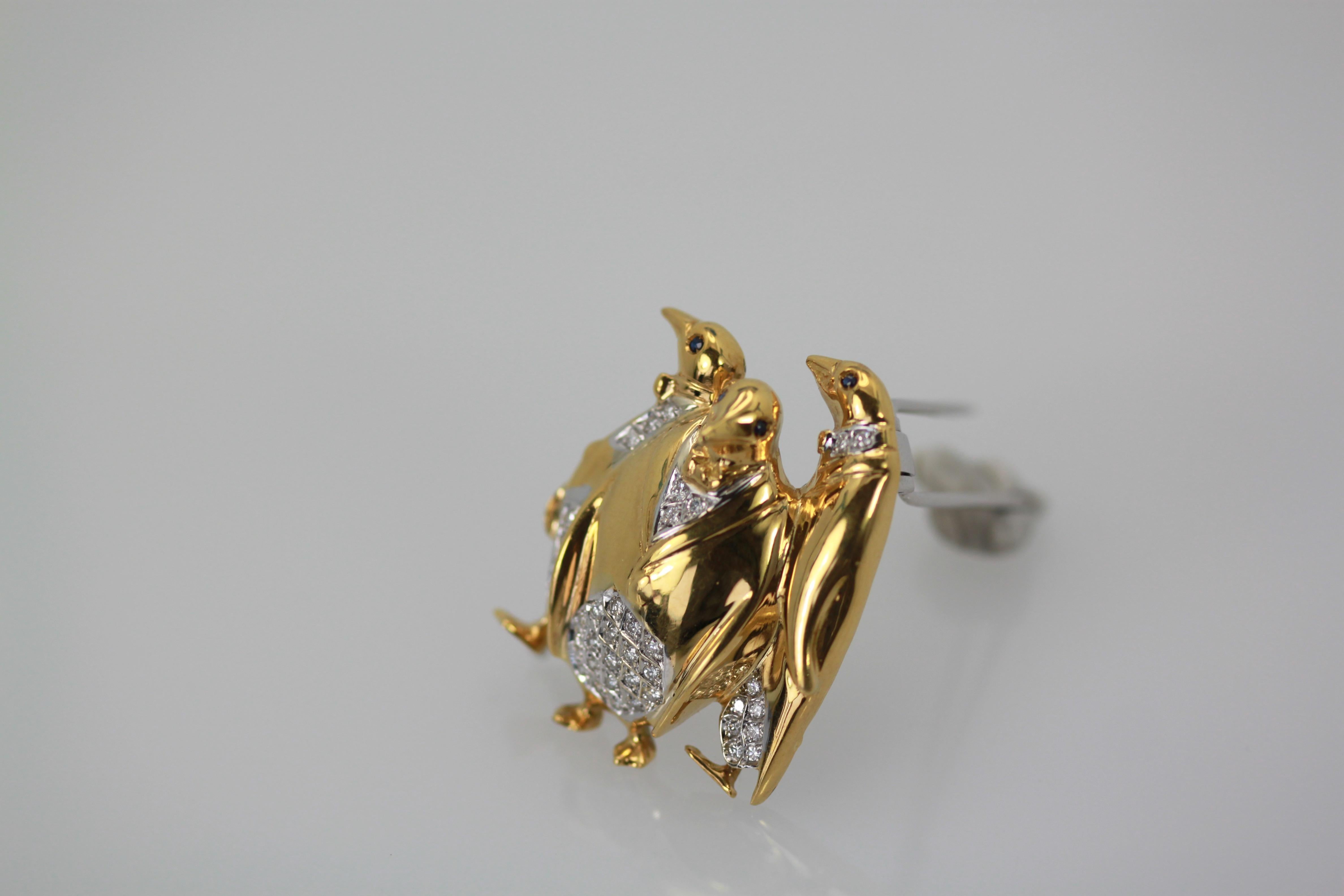 Italian Penguin Brooch 18 Karat Yellow Gold In Good Condition In North Hollywood, CA