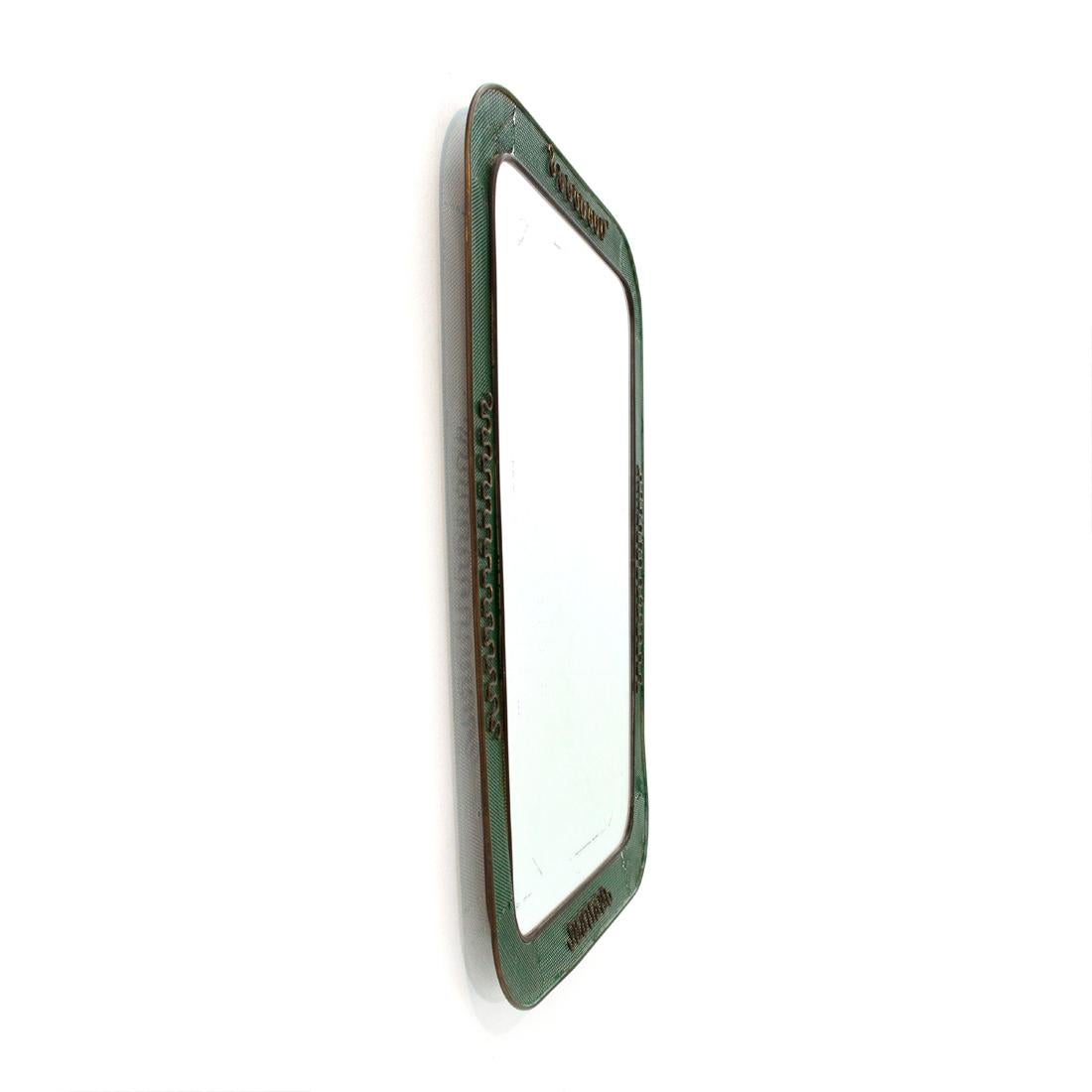Italian manufacturing mirror produced in the 1950s.
Frame in brass and perforated green painted metal.
Decorative brass serpentine.
Mirrored glass.
back in wood.
Structure in good condition, some signs due to normal use over