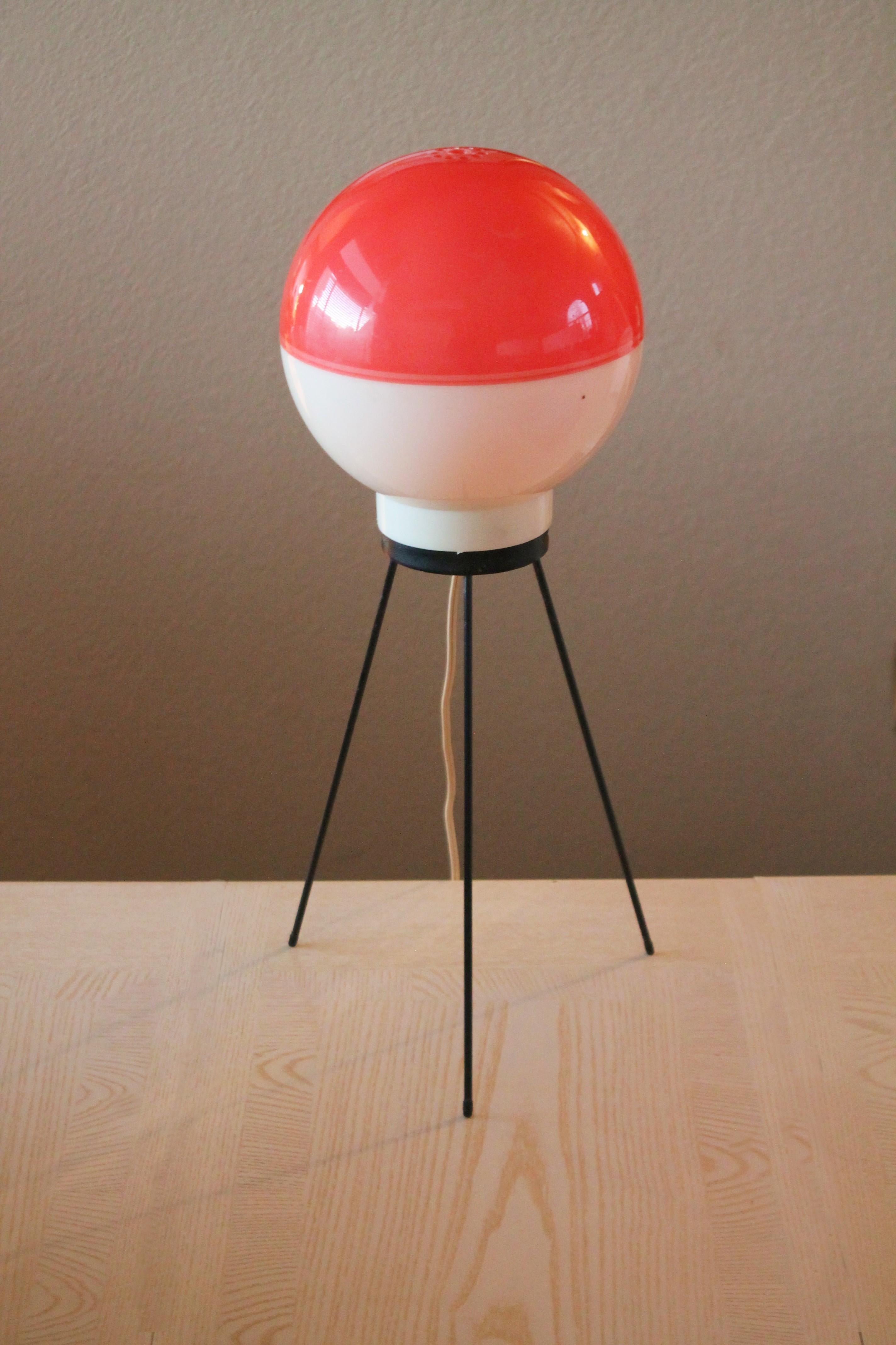 FABULOUS!

PERSPEX & METAL
TWO TONE
TRIPOD TABLE LAMP
AFTER GIO PONTI for ARREDOLUCE

Dimensions: Approximately 22