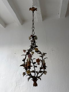 Italienischer Petit Tole mit Porzellanblumen Polychromer Kronleuchter, um 1870