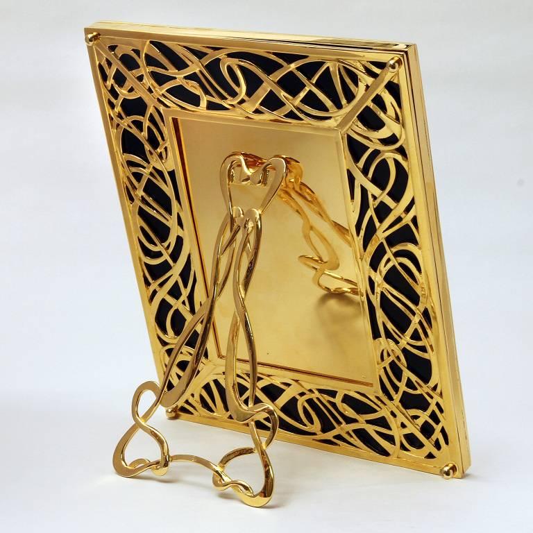 Illumination è un portafoto rettangolare in argento dorato e marmo nero disegnato da Laura G Art With Heart ed è decorato a 360°, sia davanti che dietro, come tutte le mie cornici.
Un motivo Tiffany classico serpeggia in rilievo su uno sfondo di