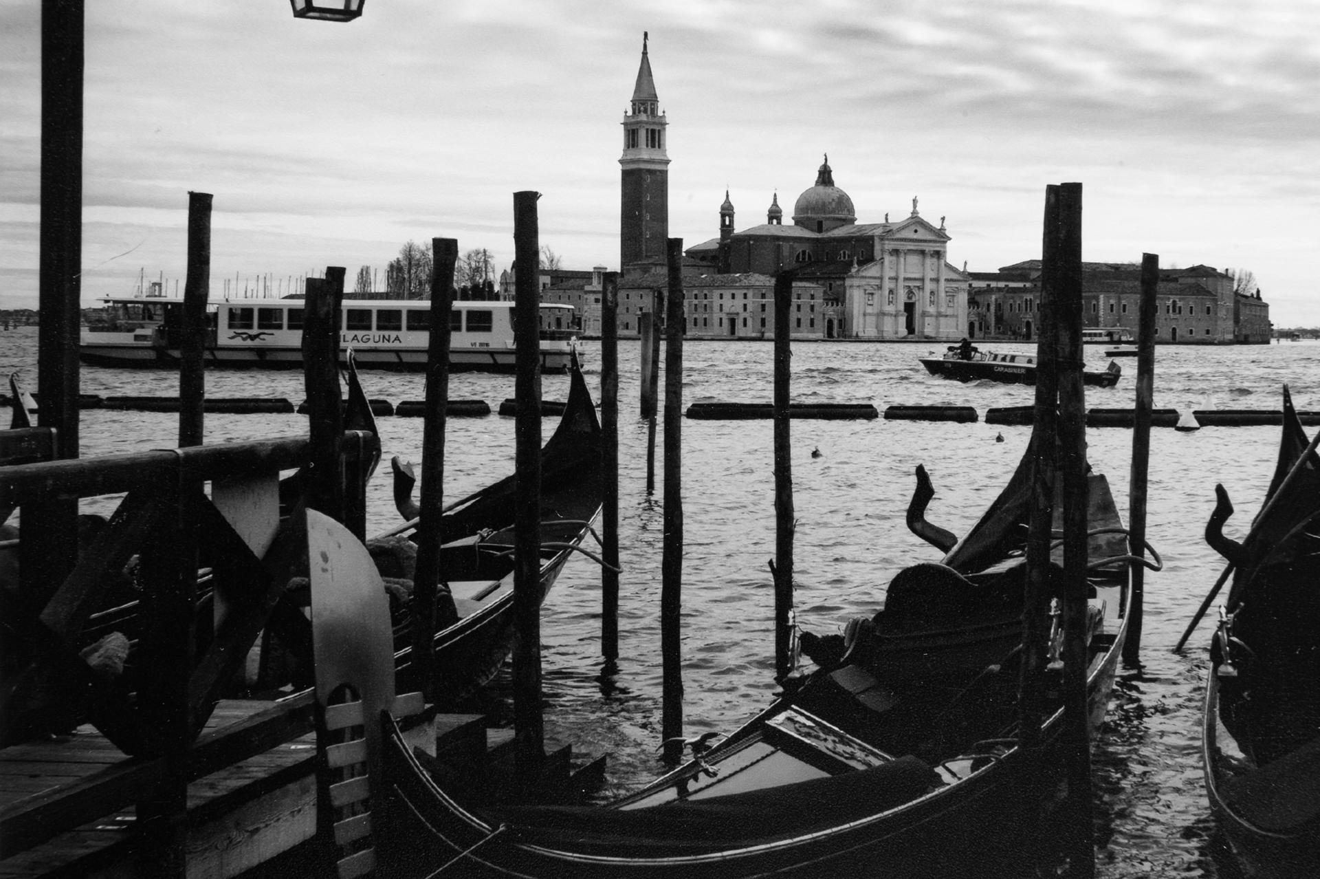 Italienische Fotografie „Gondola Parking“ (Sonstiges) im Angebot