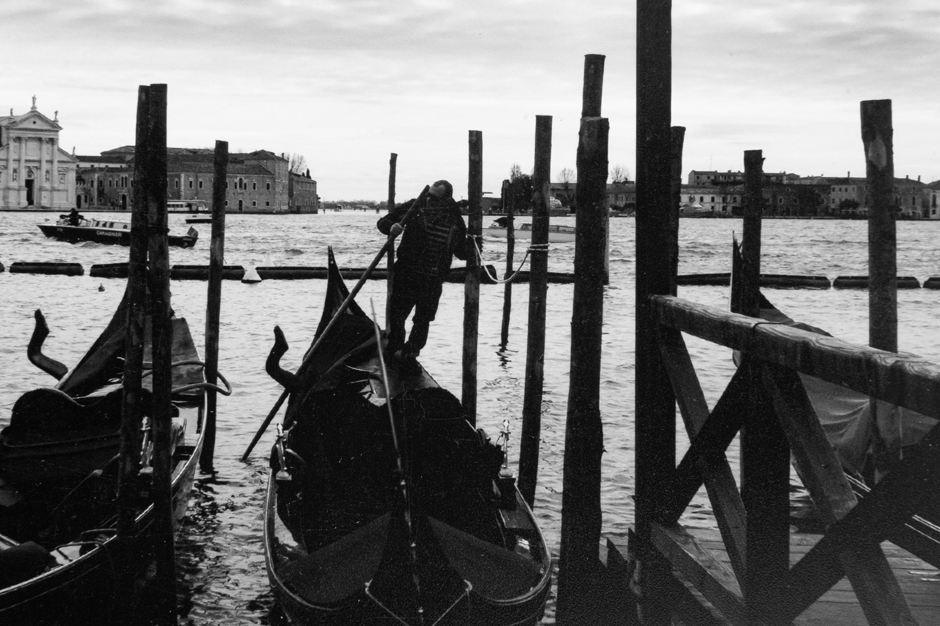 Italienische Fotografie „Gondola Parking“ (21. Jahrhundert und zeitgenössisch) im Angebot