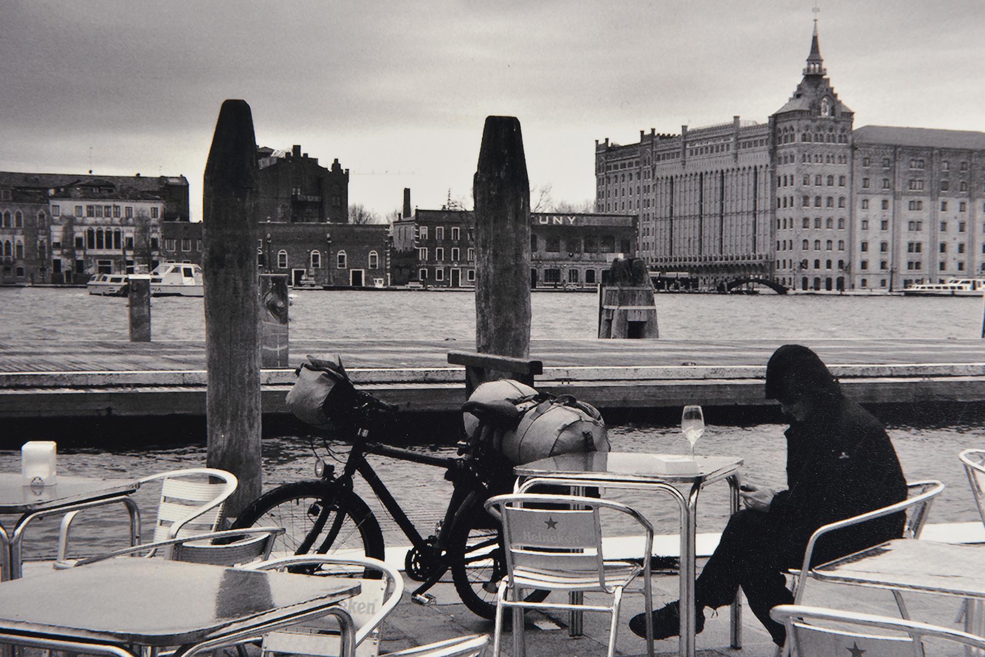 Italienische Fotografie von Venise „Pause Along La Giudecca“ (Sonstiges) im Angebot