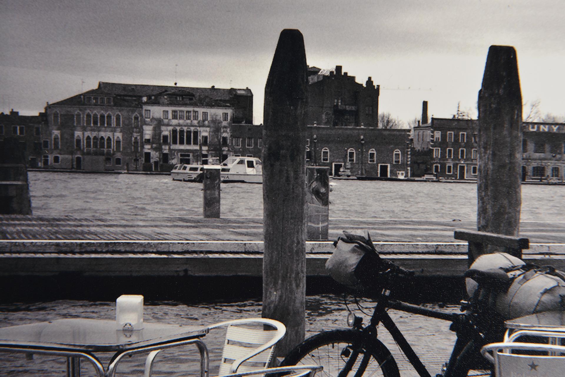 Italienische Fotografie von Venise „Pause Along La Giudecca“ im Angebot 1