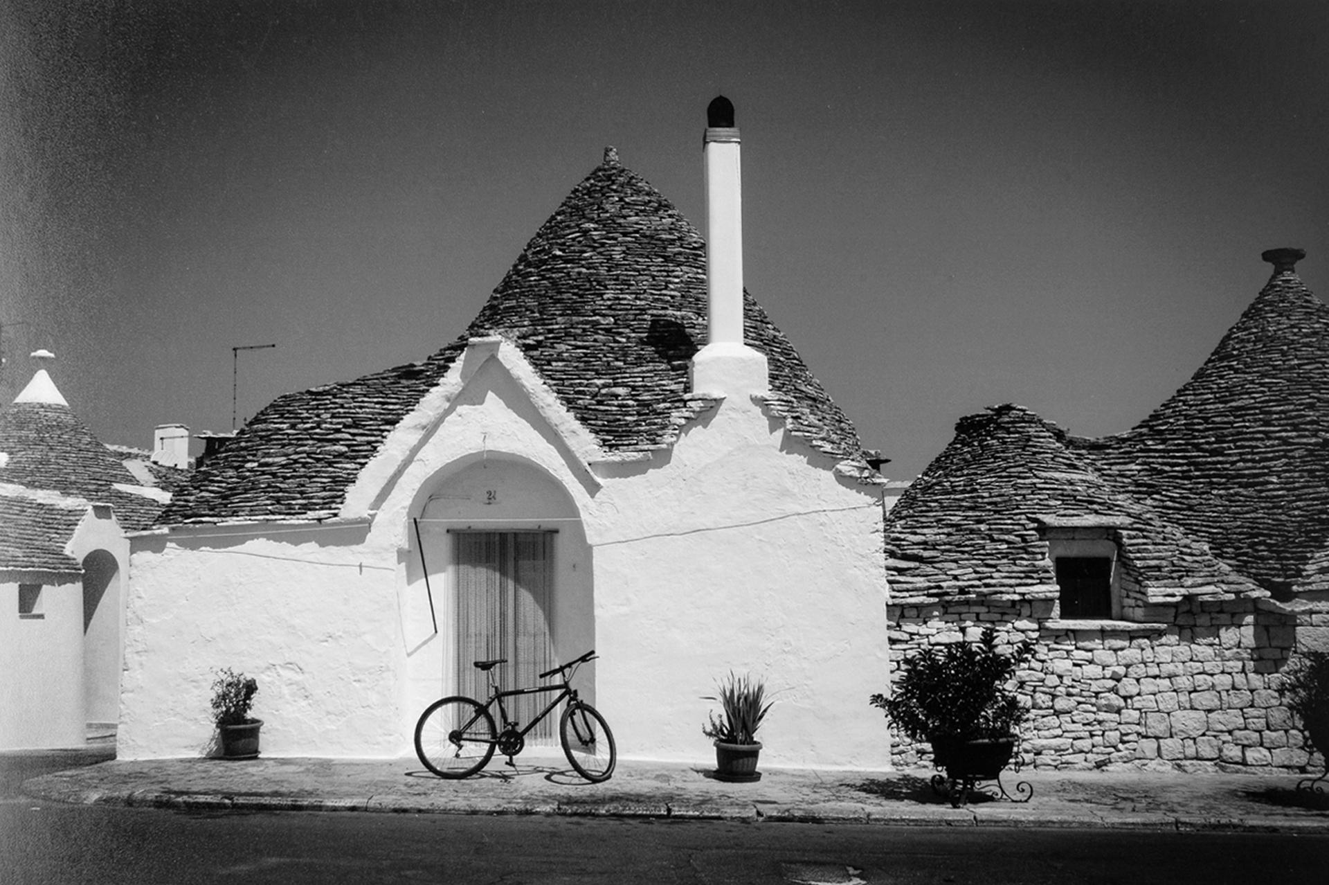 SN/4 - size without frame cm. 20 x 29.
Unique copy on digital file and printed on traditional pearl paper in black and white.
Alberobello is a little town in southern Italy, famous all over the world for the roofs of its houses.