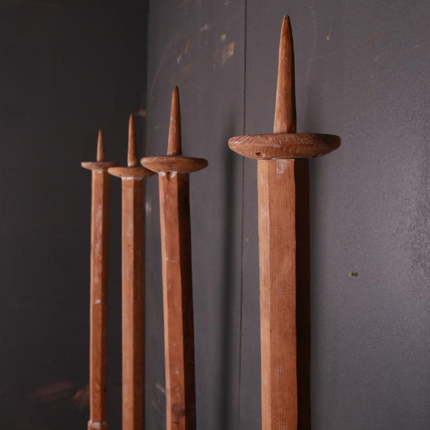Set of four Italian pale pine picket candlesticks, 1840.

Dimensions
46.5 inches (118 cms) high
17 inches (43 cms) diameter.\

   
