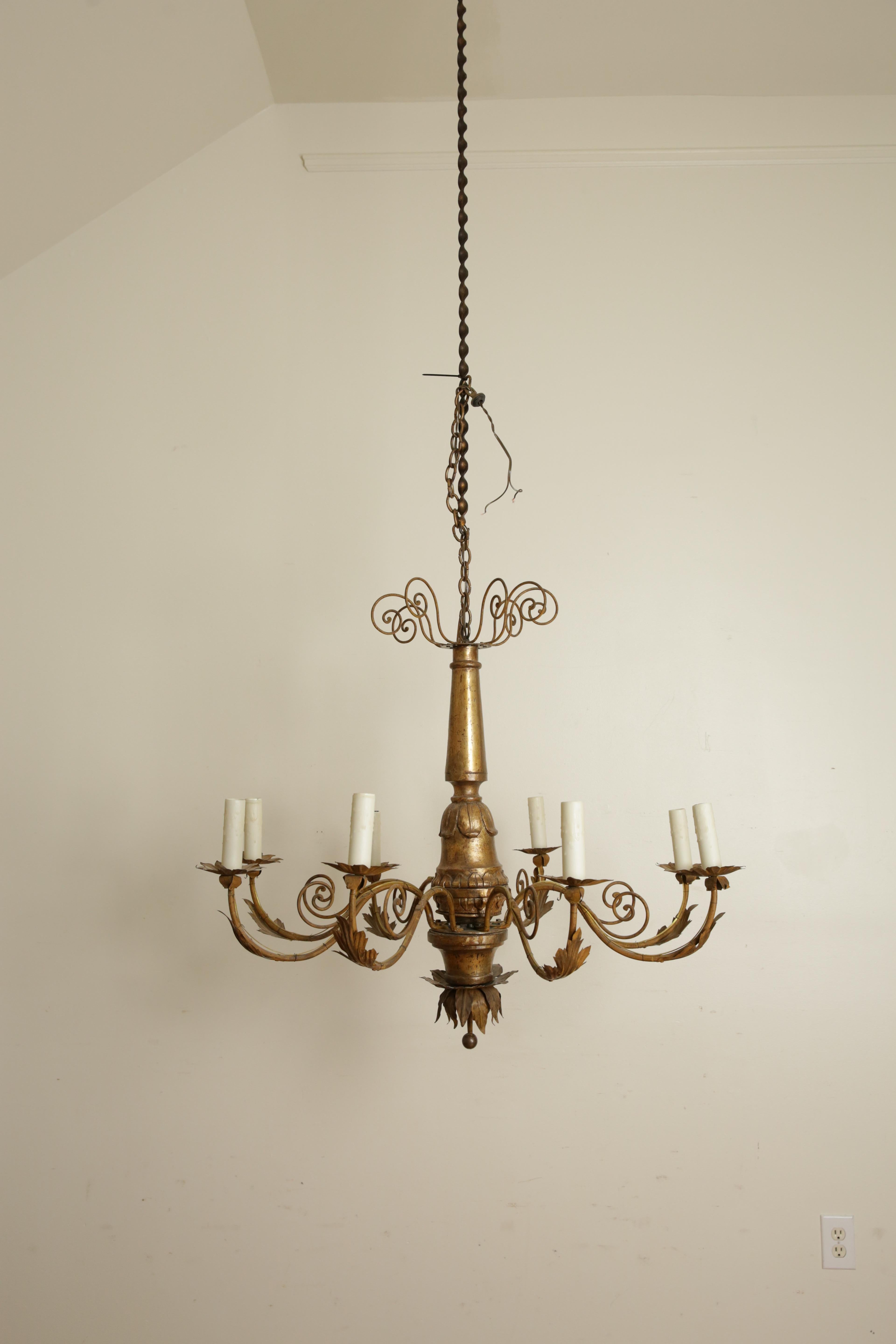 Neoclassico Italiano, Piemonte, Lampadario neoclassico a 8 luci in legno dorato, ferro e metallo, 1830 ca. in vendita