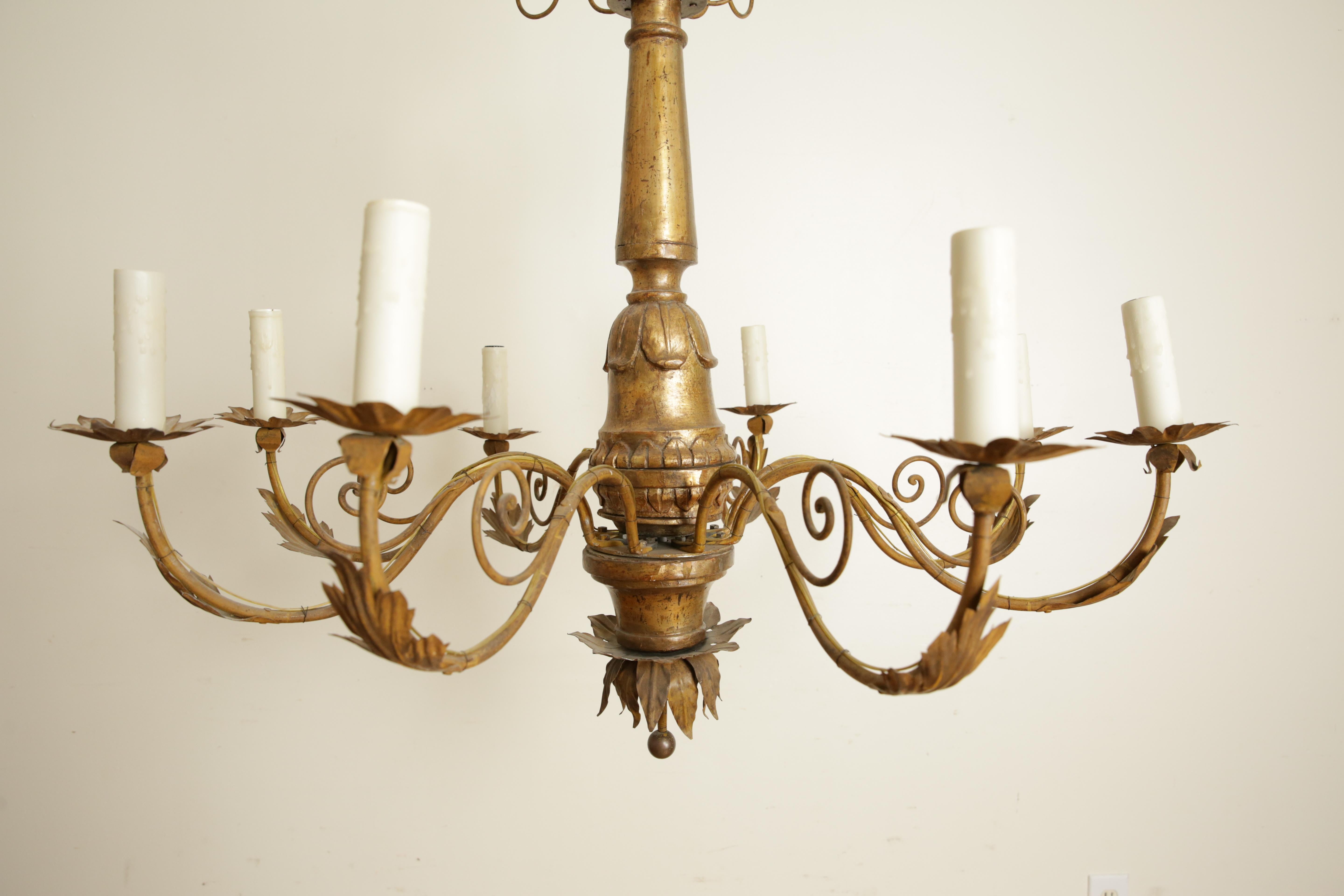 Italiano, Piemonte, Lampadario neoclassico a 8 luci in legno dorato, ferro e metallo, 1830 ca. In condizioni buone in vendita a Atlanta, GA
