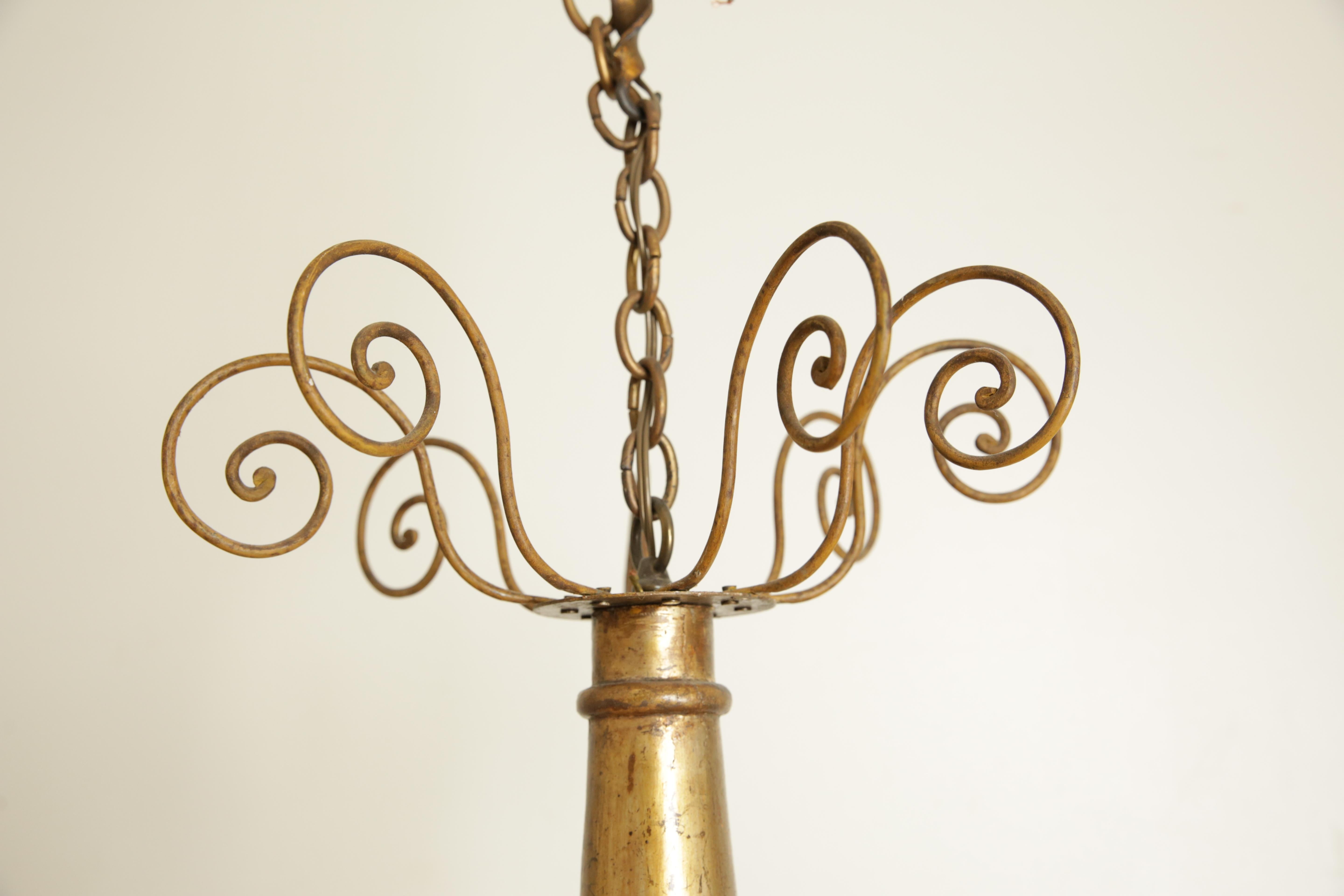 Metà XIX secolo Italiano, Piemonte, Lampadario neoclassico a 8 luci in legno dorato, ferro e metallo, 1830 ca. in vendita