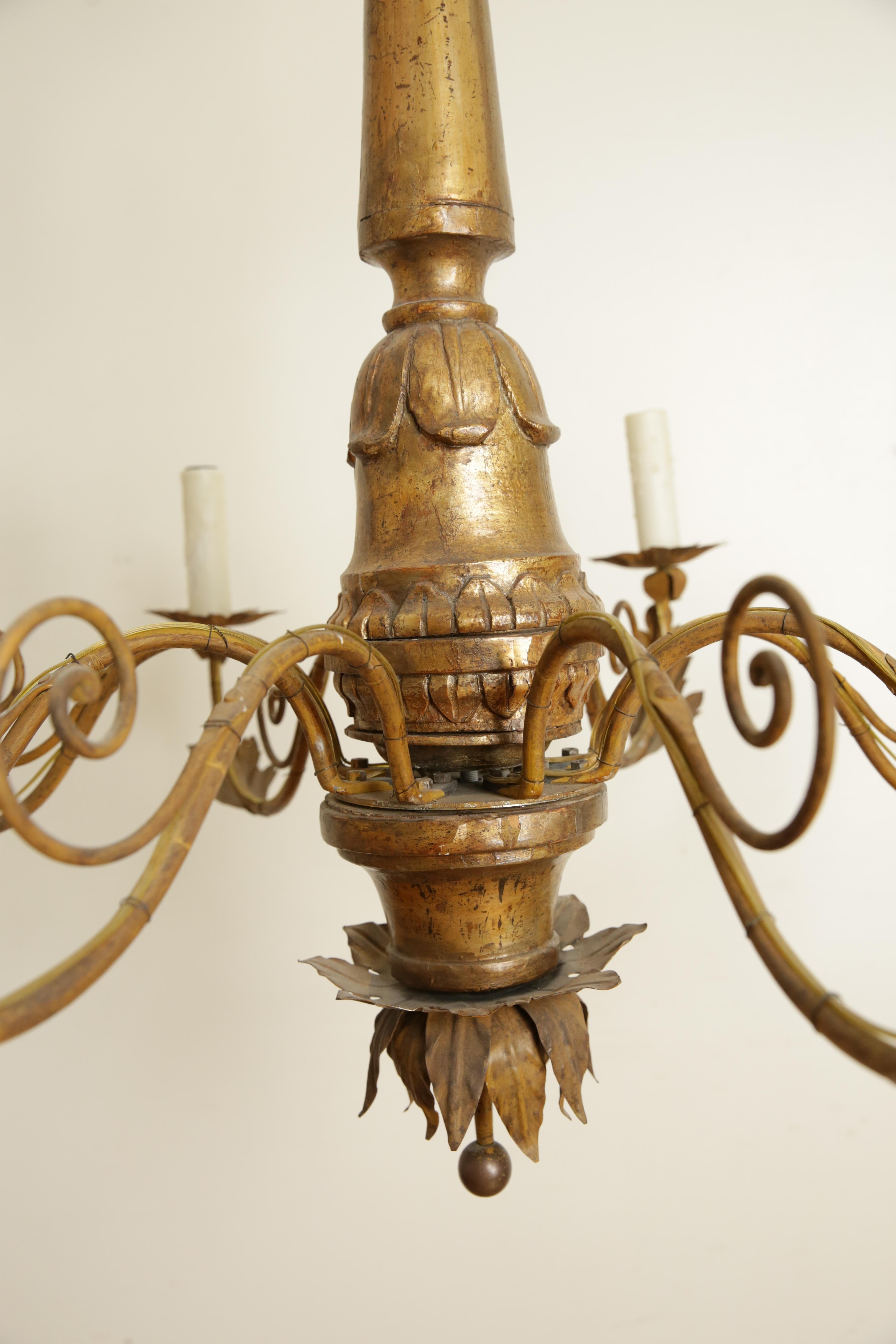 Legno dorato Italiano, Piemonte, Lampadario neoclassico a 8 luci in legno dorato, ferro e metallo, 1830 ca. in vendita