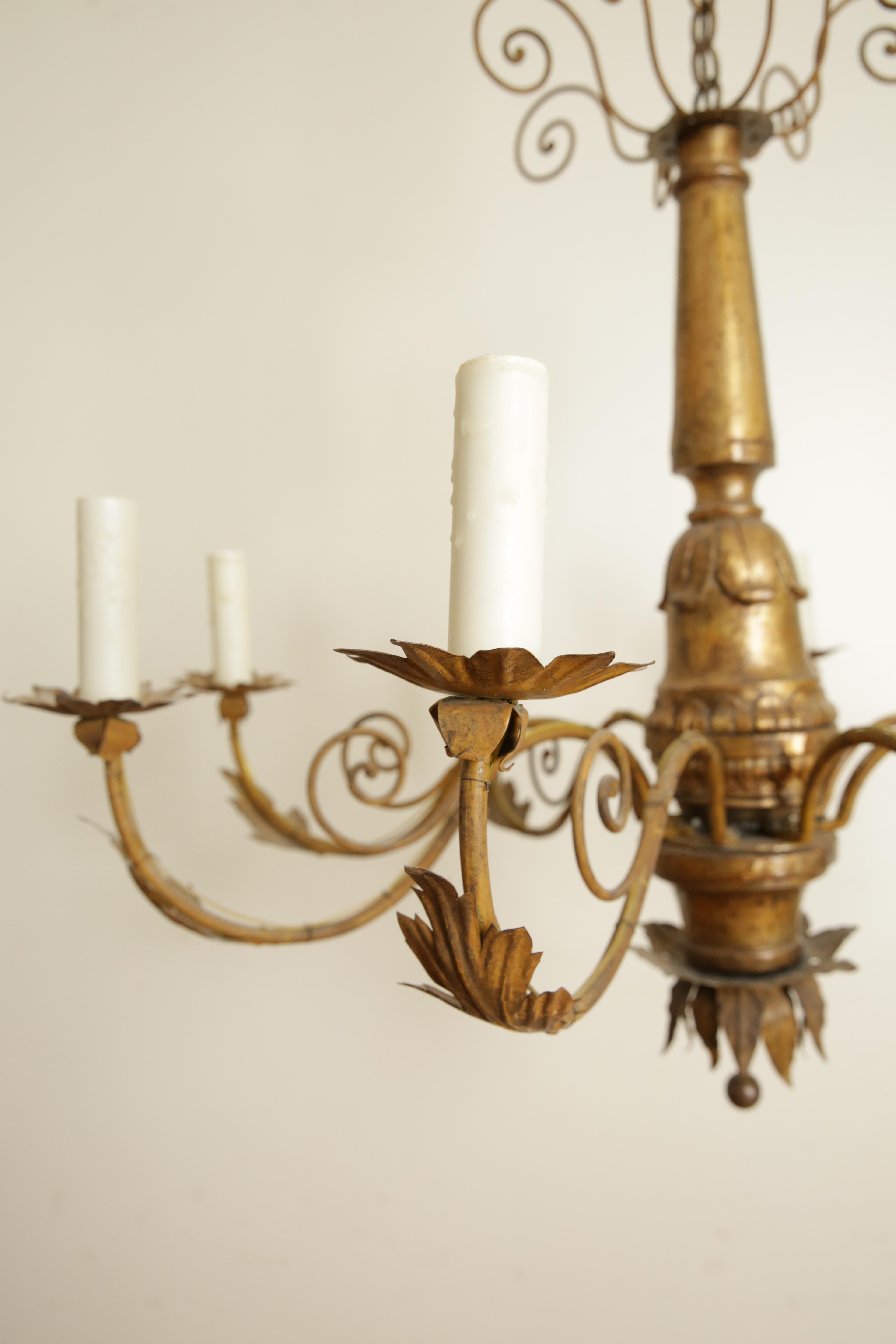 Italiano, Piemonte, Lampadario neoclassico a 8 luci in legno dorato, ferro e metallo, 1830 ca. in vendita 1
