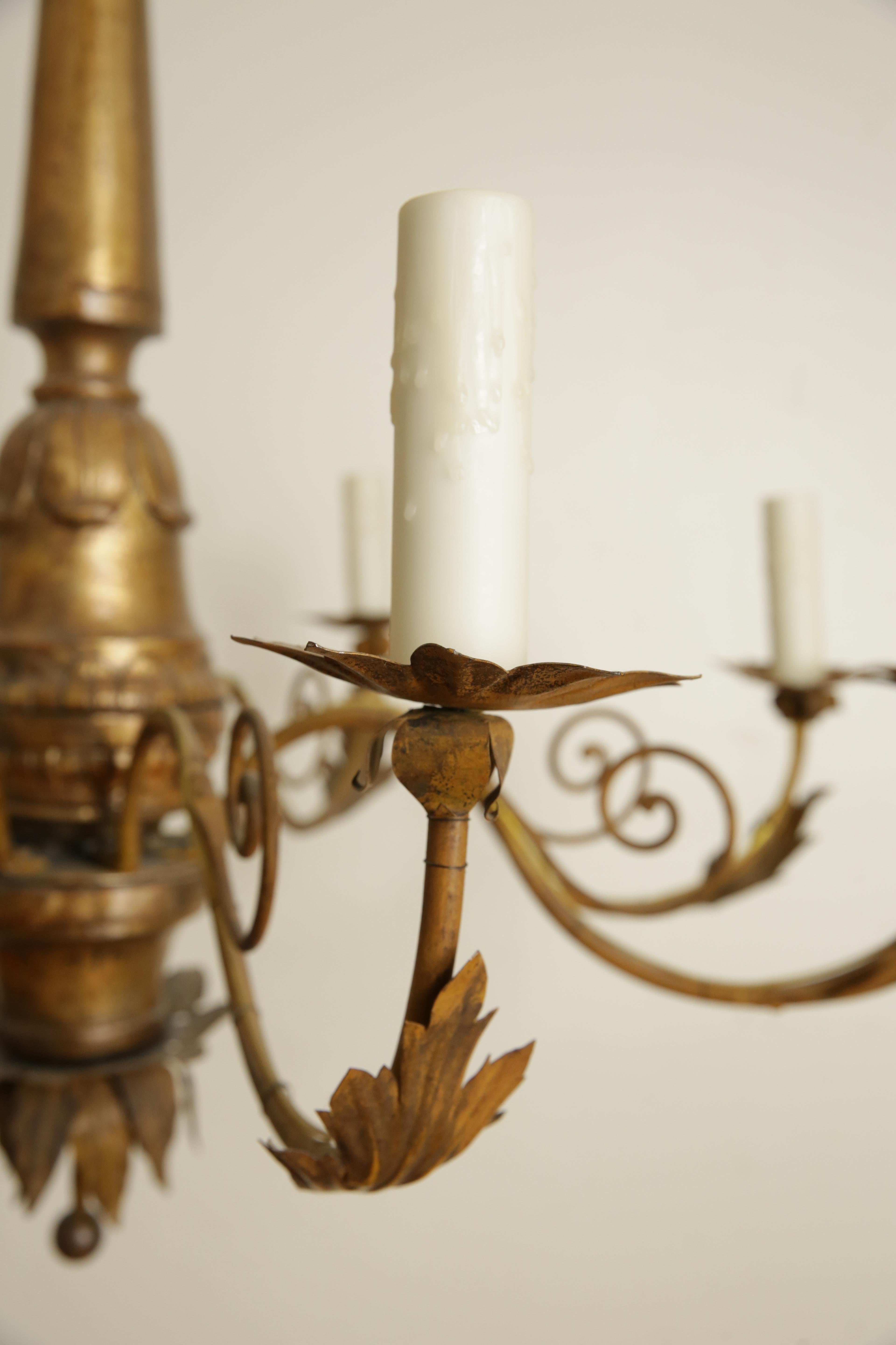 Italiano, Piemonte, Lampadario neoclassico a 8 luci in legno dorato, ferro e metallo, 1830 ca. in vendita 2