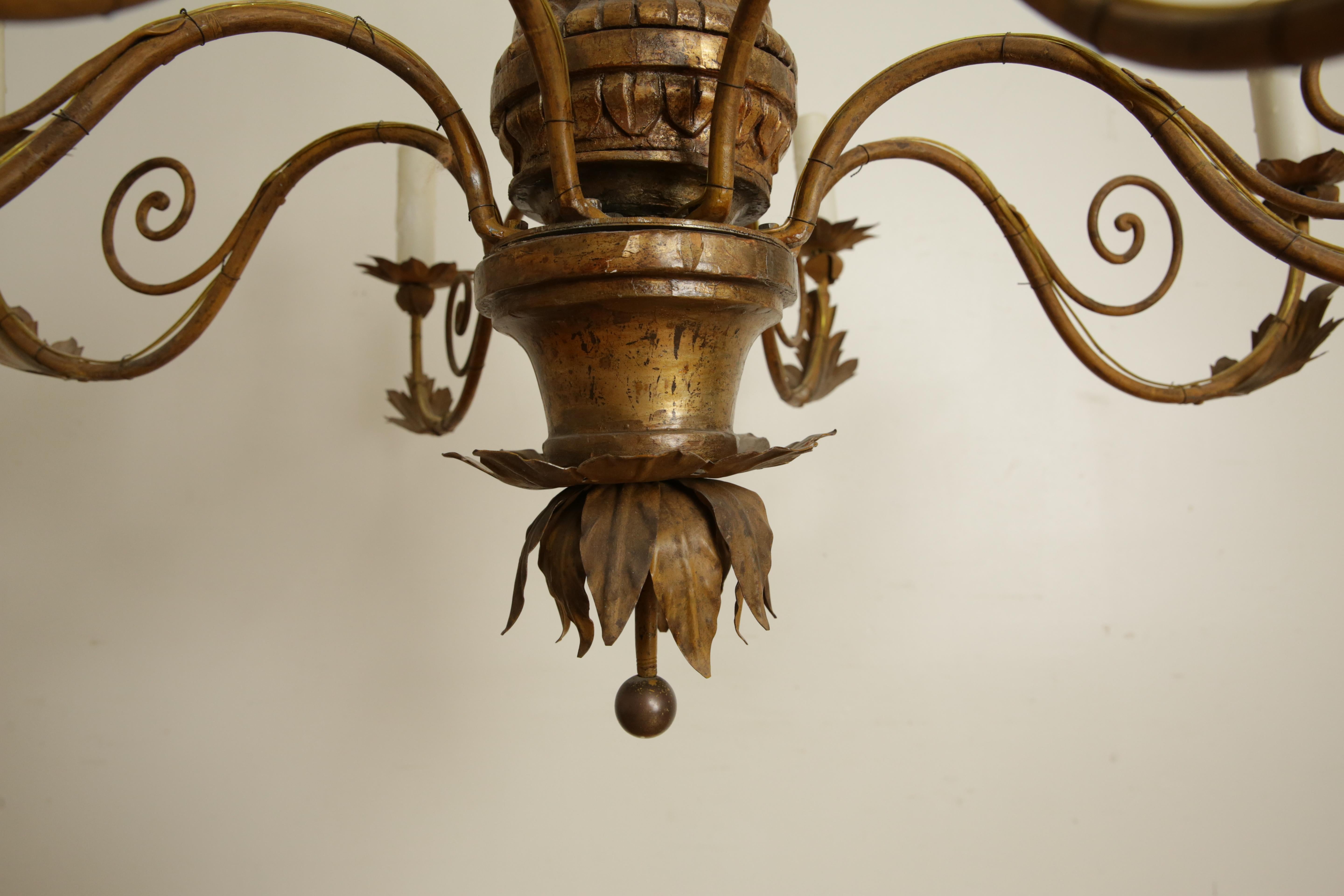 Italiano, Piemonte, Lampadario neoclassico a 8 luci in legno dorato, ferro e metallo, 1830 ca. in vendita 3