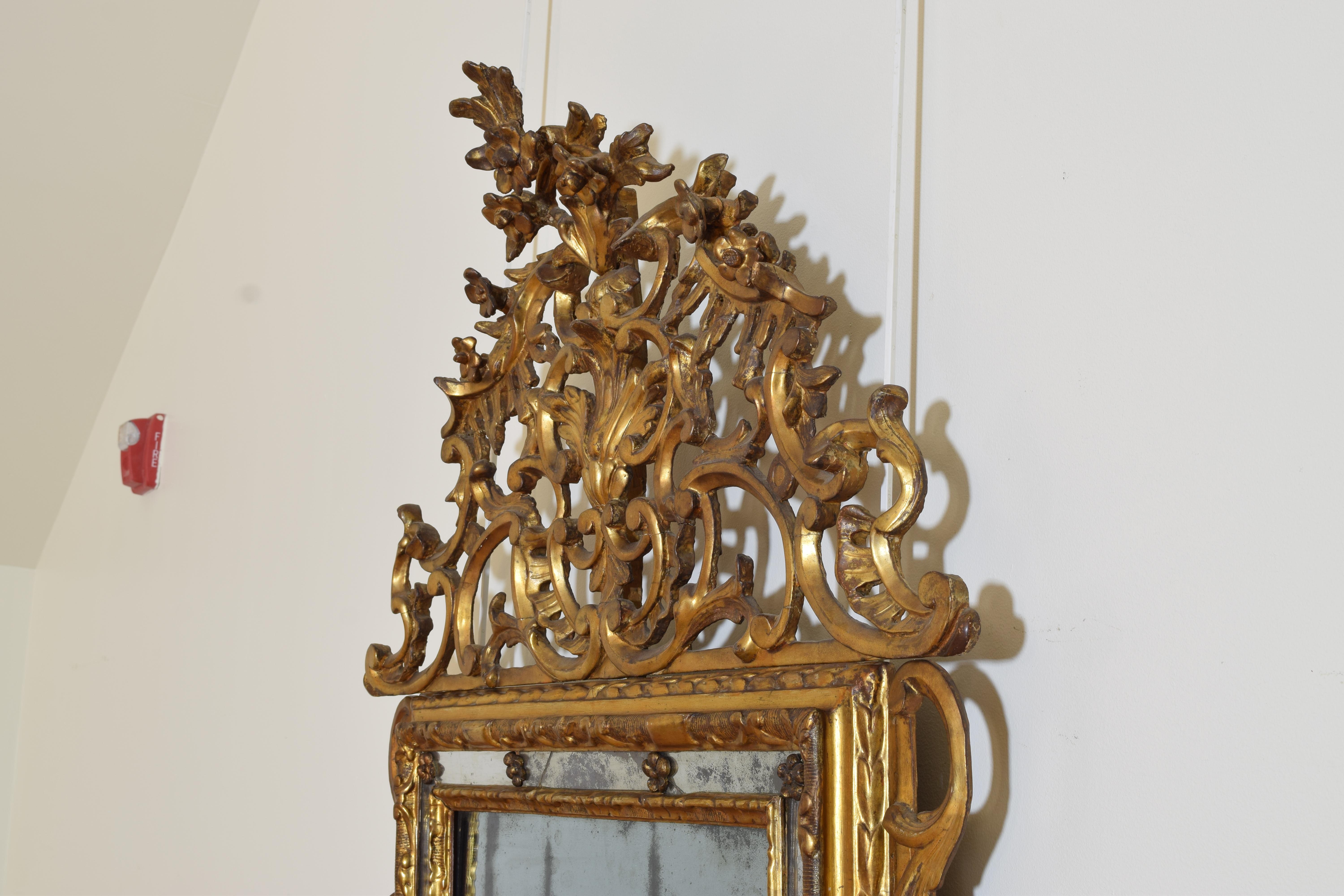 Italian, Piemonte, Rococo Period Carved Giltwood 2-Piece Mirror, 1stq 18th cen. In Excellent Condition For Sale In Atlanta, GA