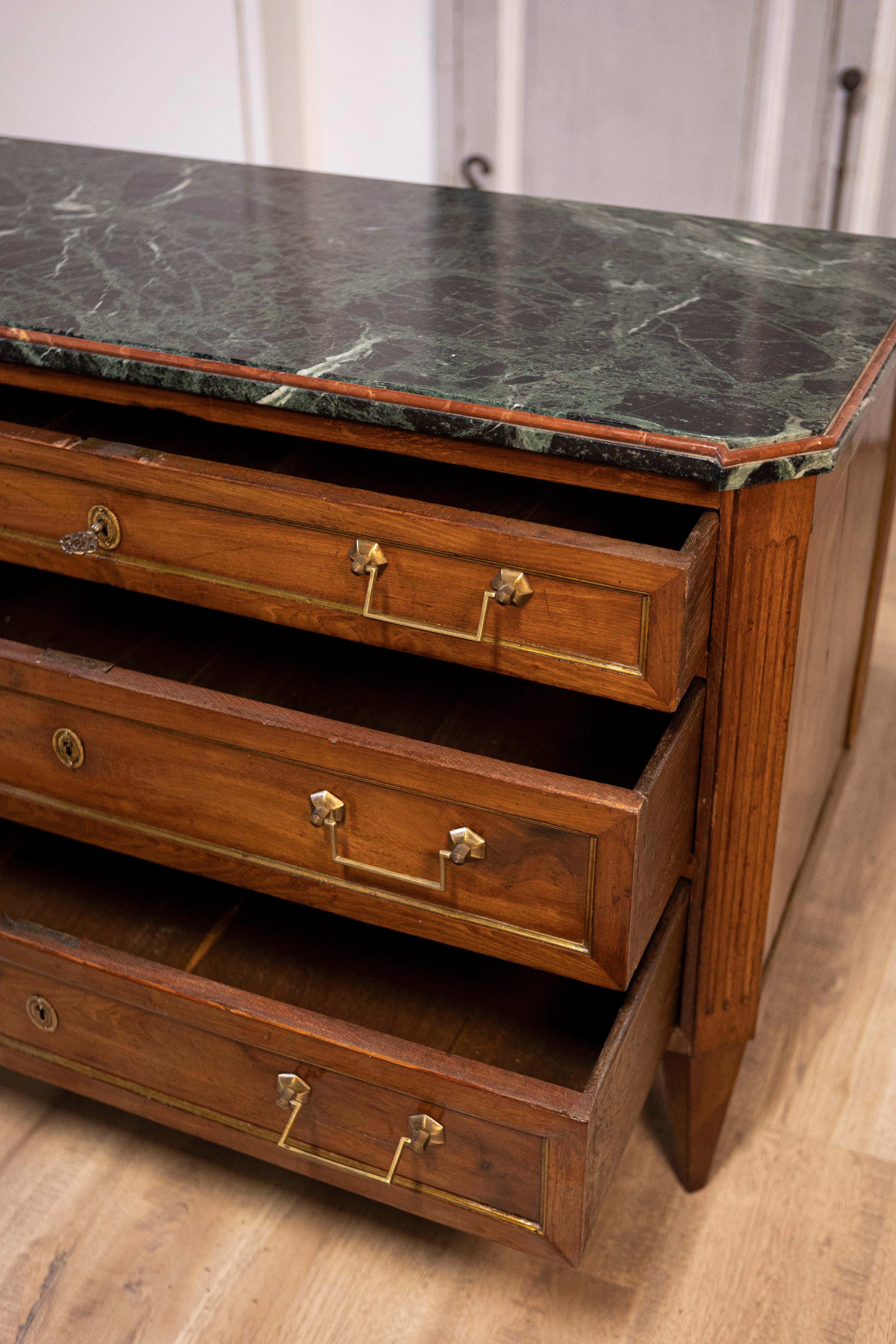 Italian Piemontese 1890s Three-Drawer Walnut Commode with Dark Green Marble Top For Sale 5