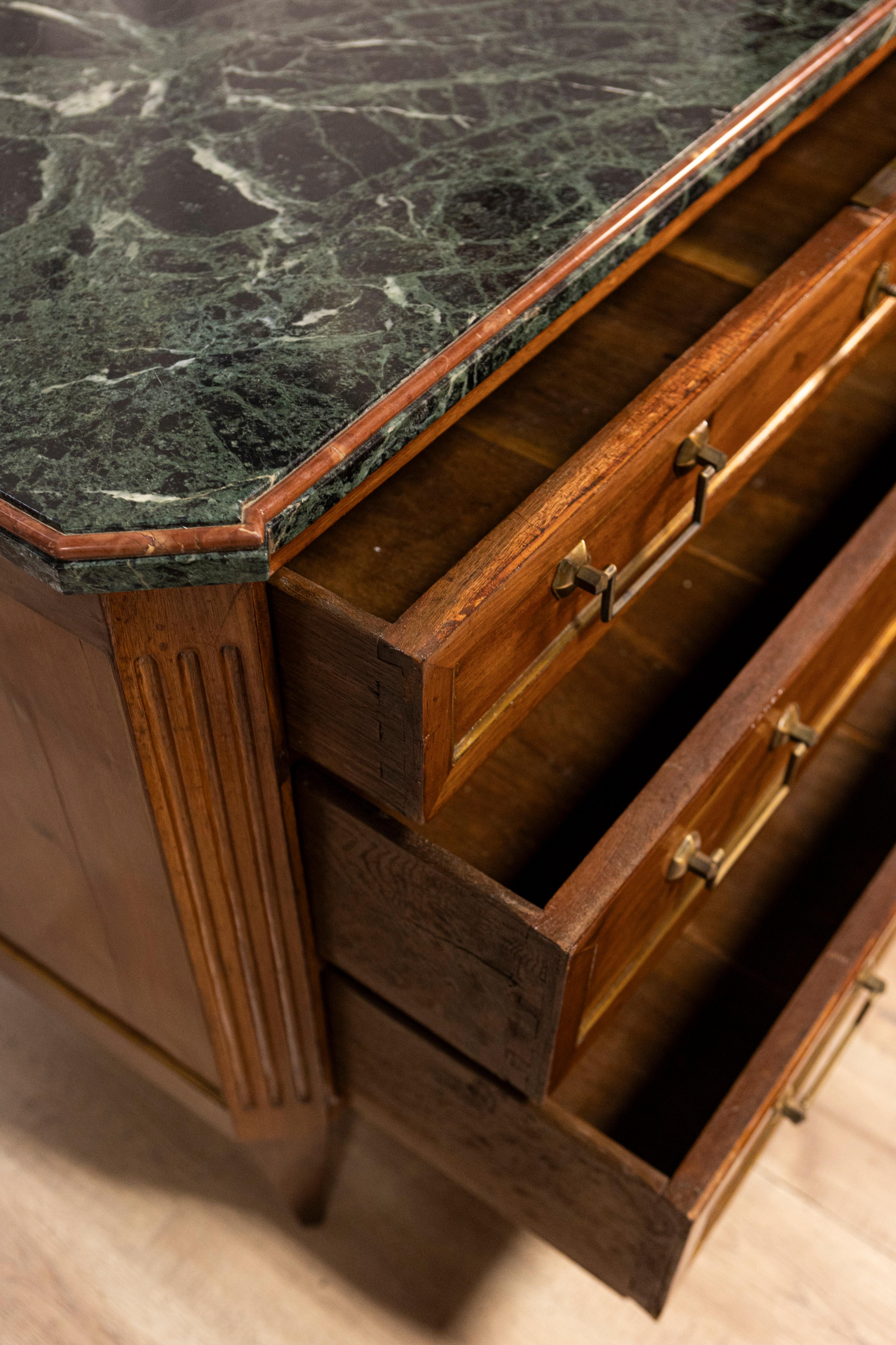 Italian Piemontese 1890s Three-Drawer Walnut Commode with Dark Green Marble Top For Sale 7