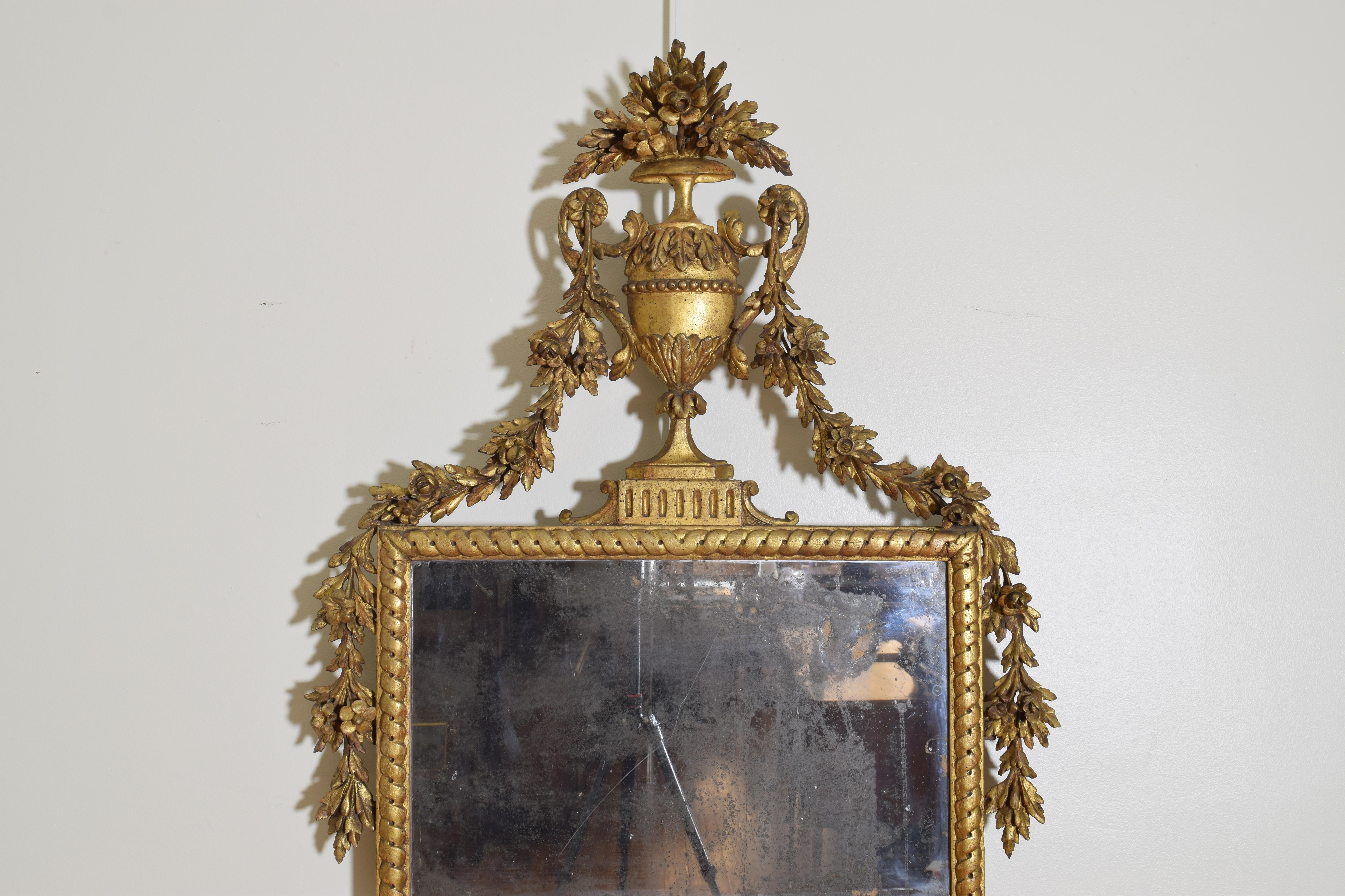 Italian, Piemontese, Carved Giltwood Footed Mirror, 2nd Half of the 18th Century In Excellent Condition In Atlanta, GA