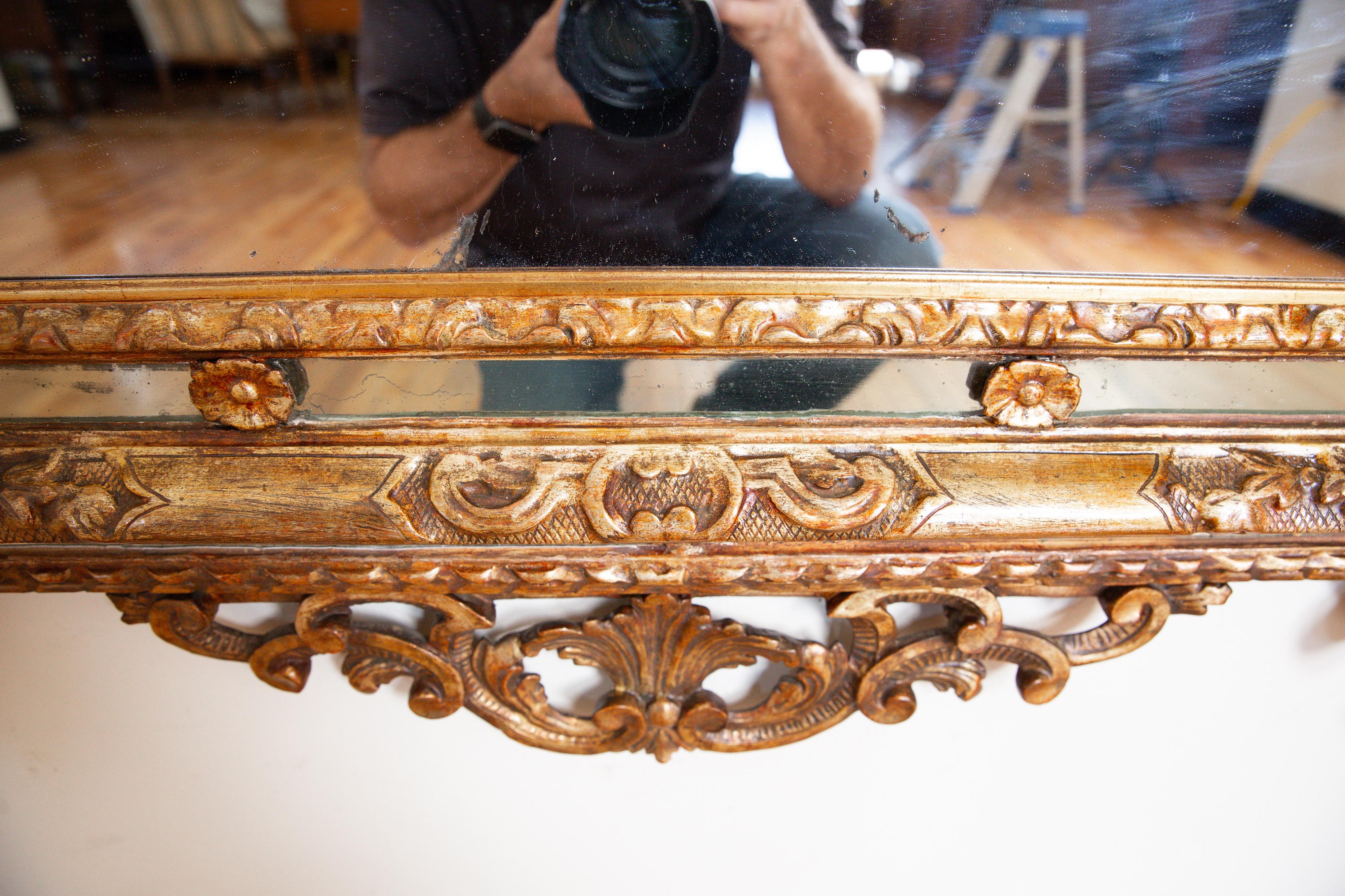 Italie, Piémont, Miroir en bois doré sculpté, milieu du XVIIIe siècle en vente 4