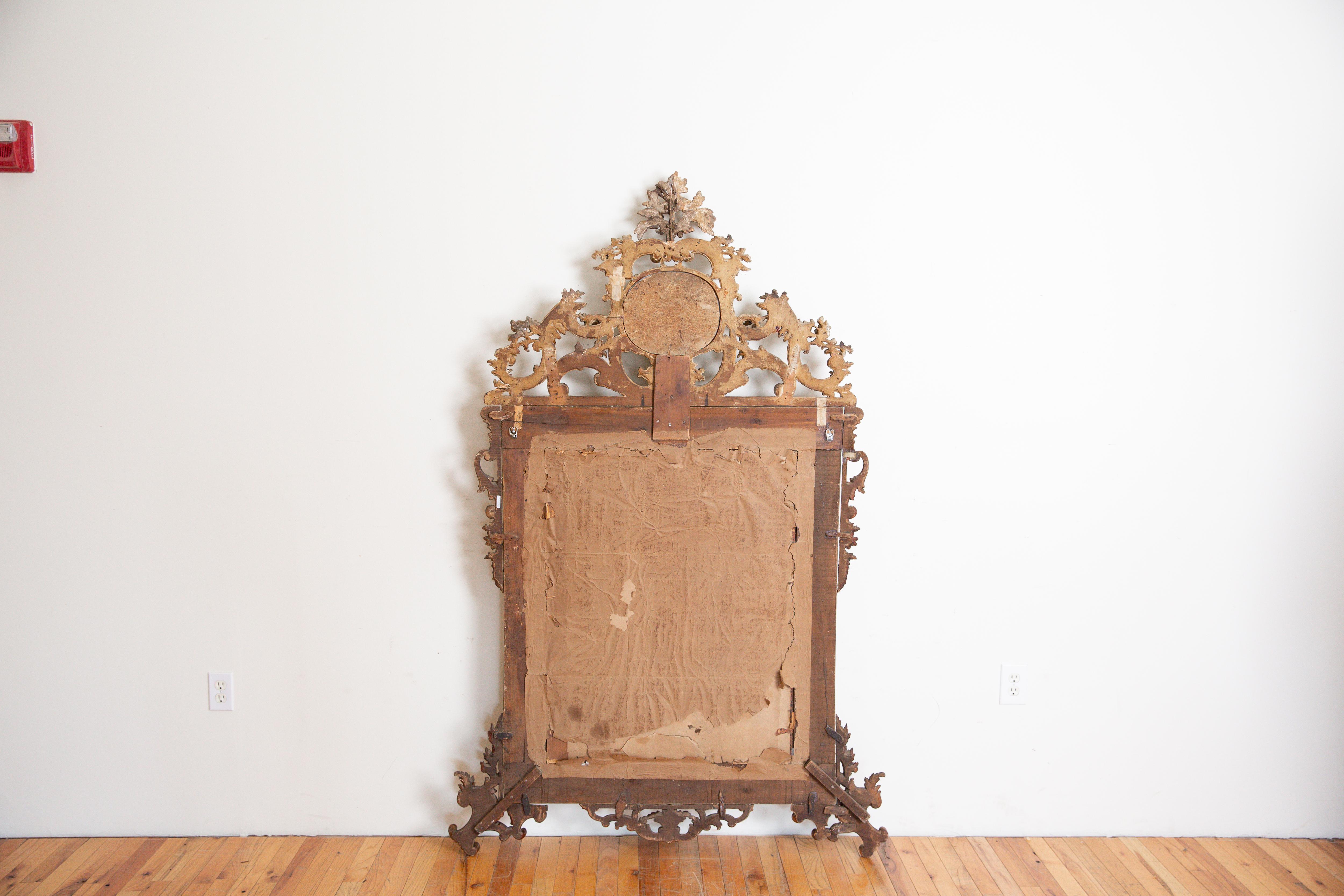 Italie, Piémont, Miroir en bois doré sculpté, milieu du XVIIIe siècle en vente 5