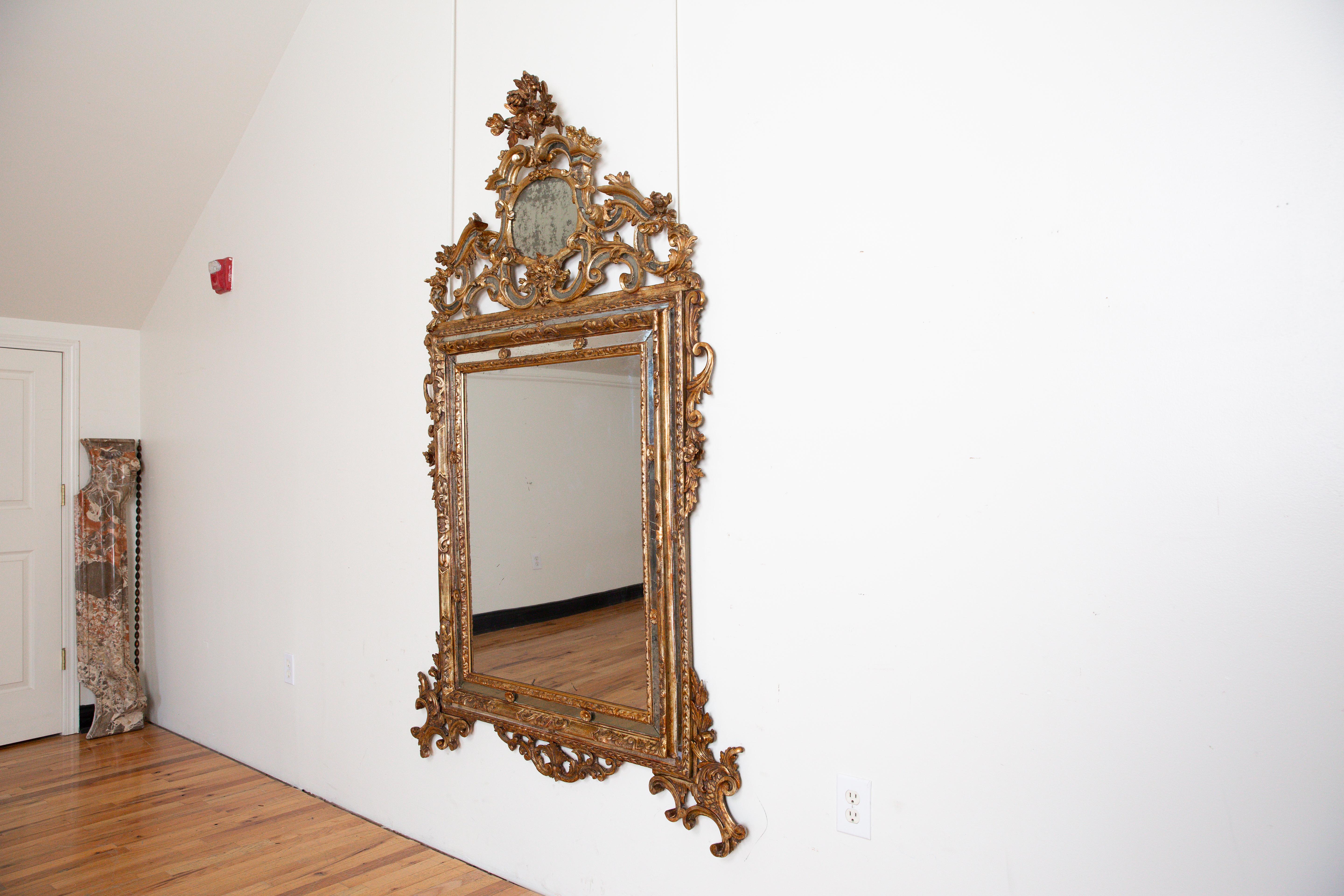 italien Italie, Piémont, Miroir en bois doré sculpté, milieu du XVIIIe siècle en vente