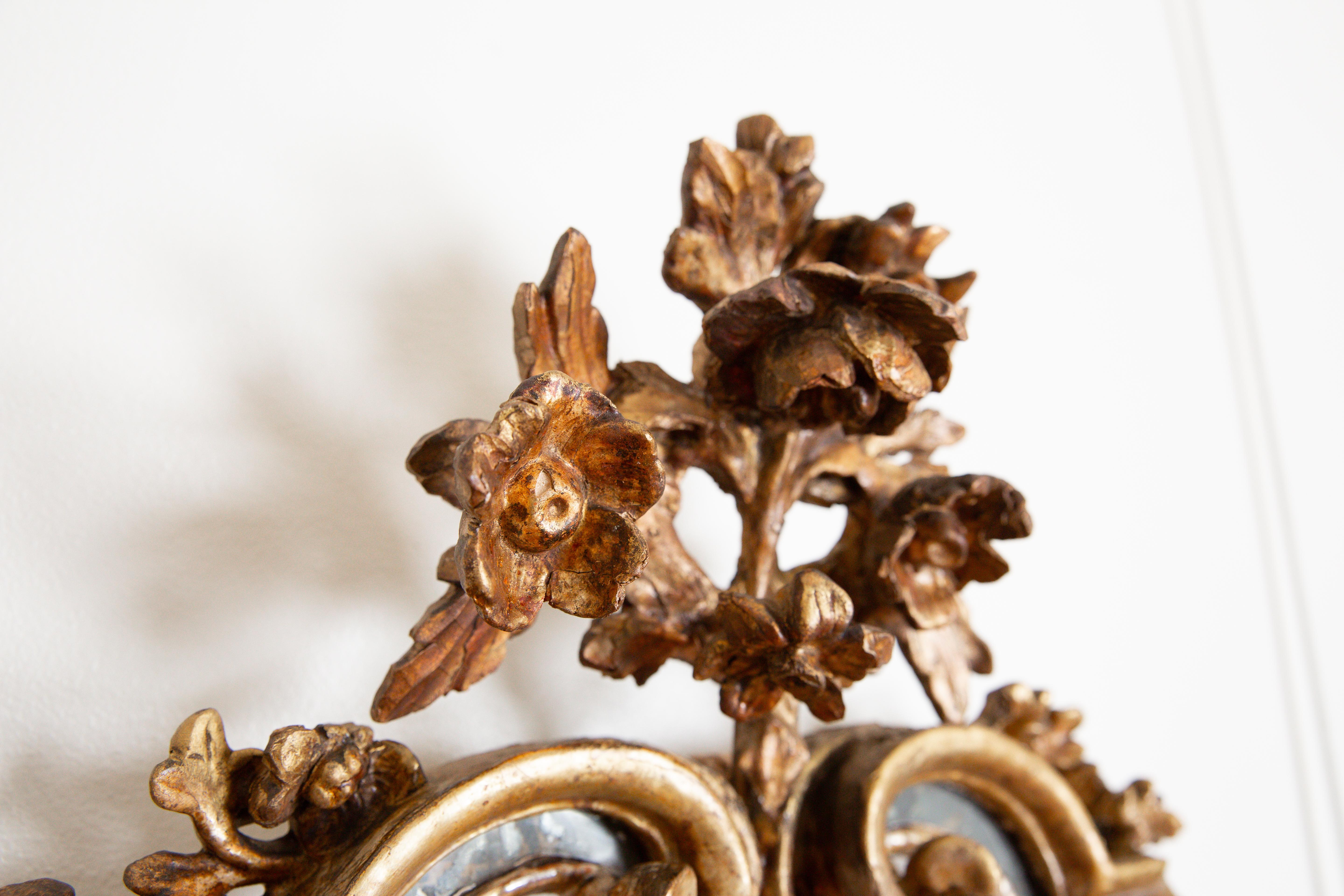 Bois doré Italie, Piémont, Miroir en bois doré sculpté, milieu du XVIIIe siècle en vente
