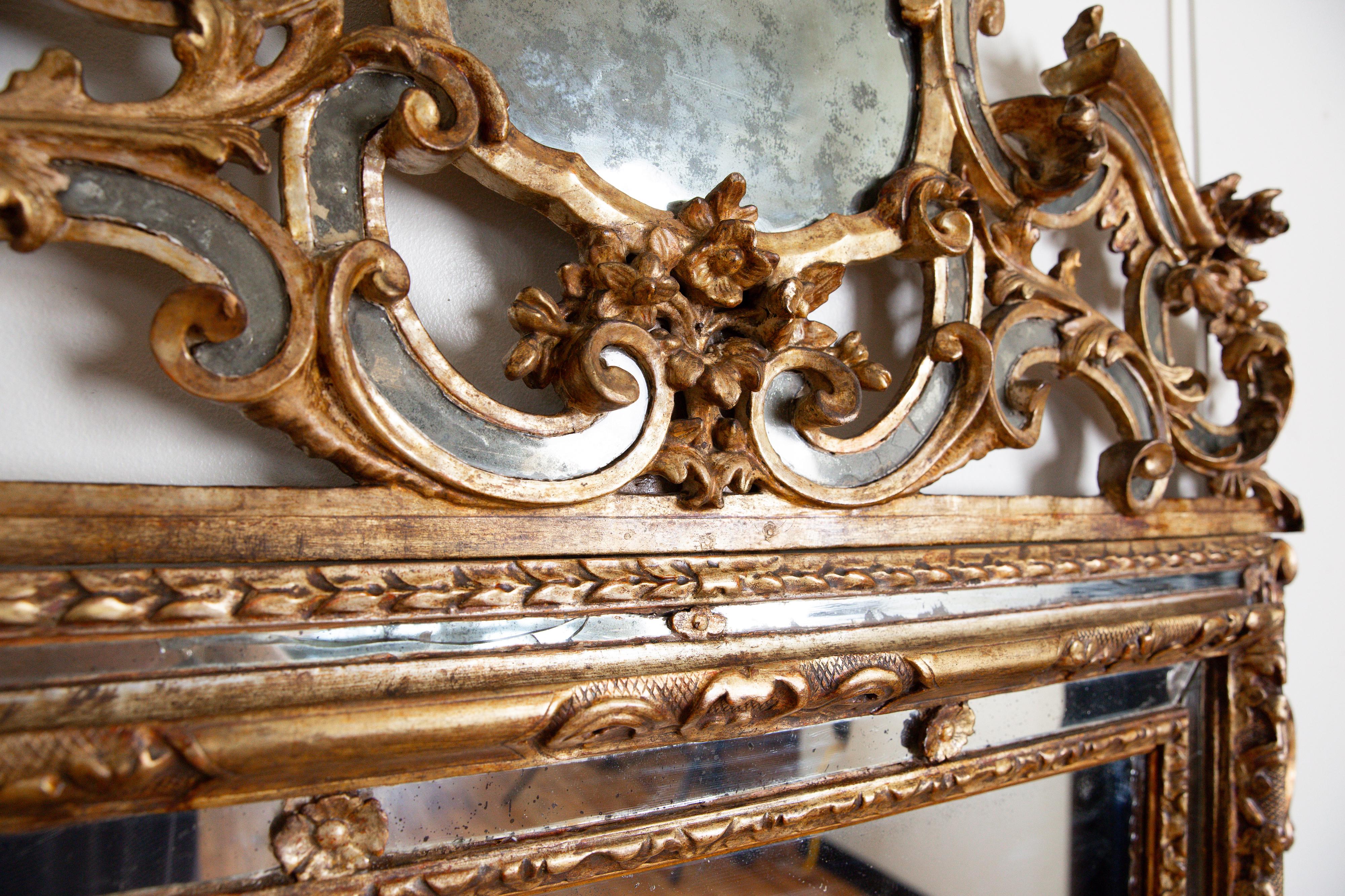 Italie, Piémont, Miroir en bois doré sculpté, milieu du XVIIIe siècle en vente 1