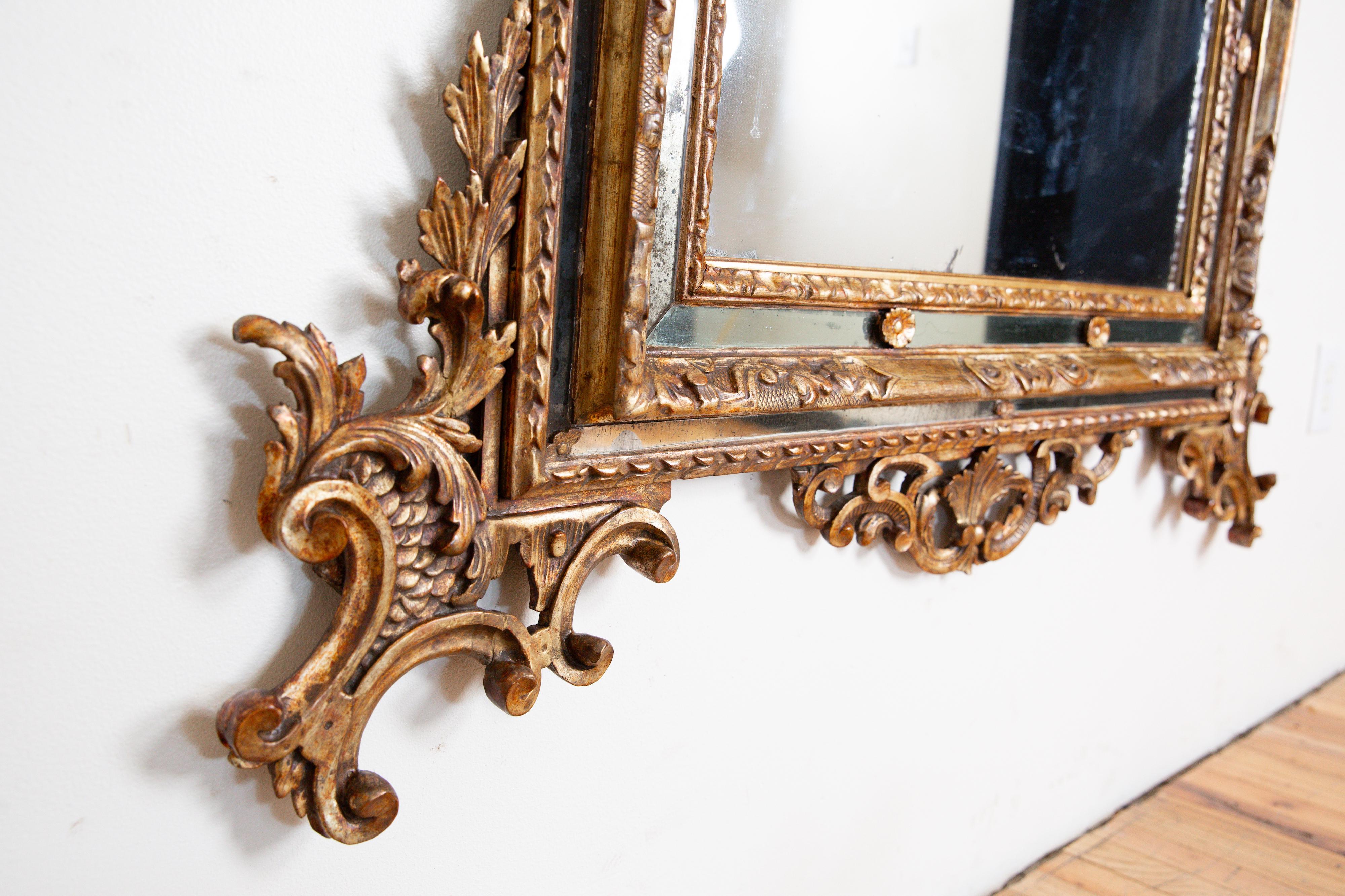 Italie, Piémont, Miroir en bois doré sculpté, milieu du XVIIIe siècle en vente 3