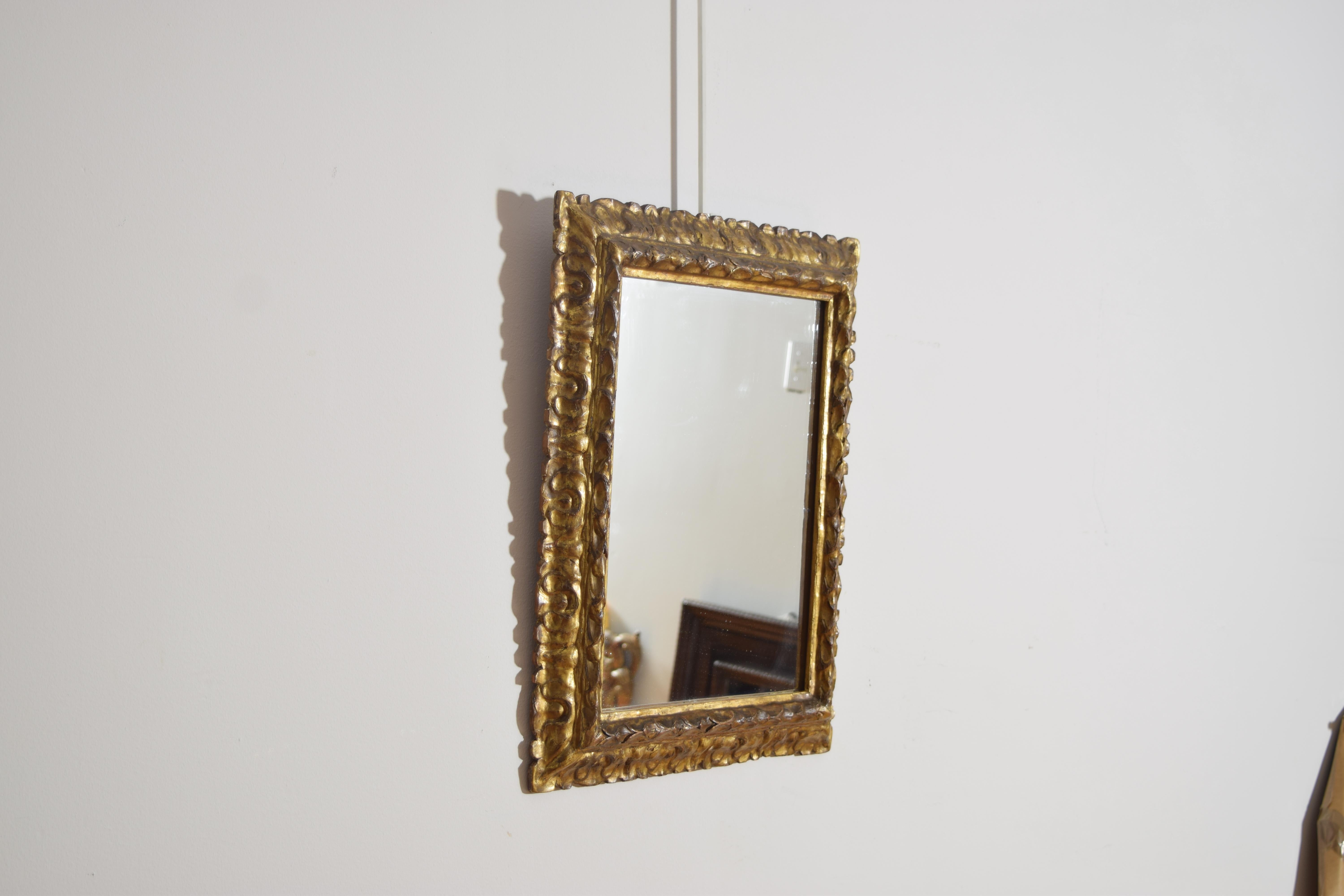 Espejo italiano, piemontés, de madera dorada tallada, Transición LXV/LXVI, ca. 1780 Rococó en venta