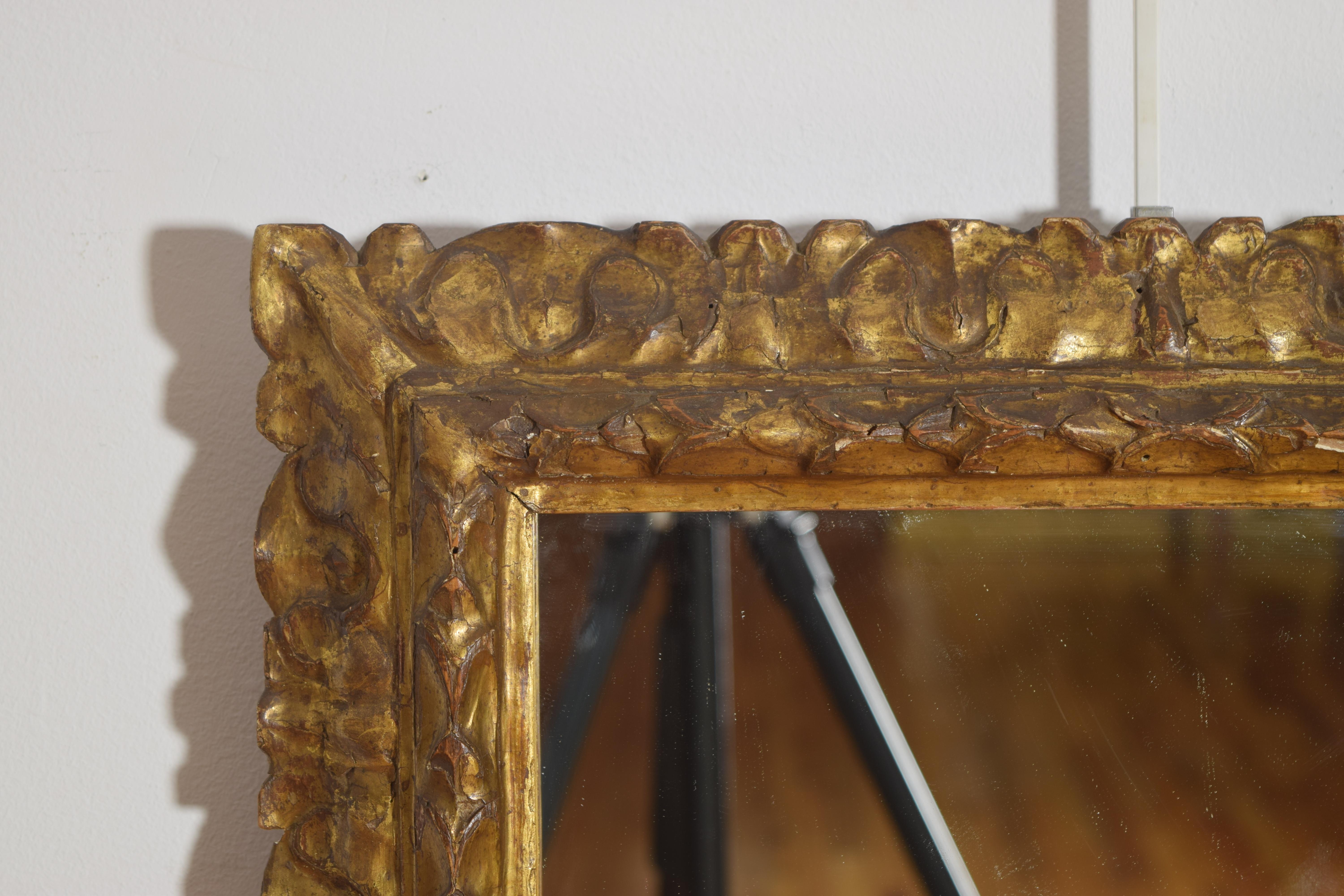 Espejo italiano, piemontés, de madera dorada tallada, Transición LXV/LXVI, ca. 1780 Tallado a mano en venta