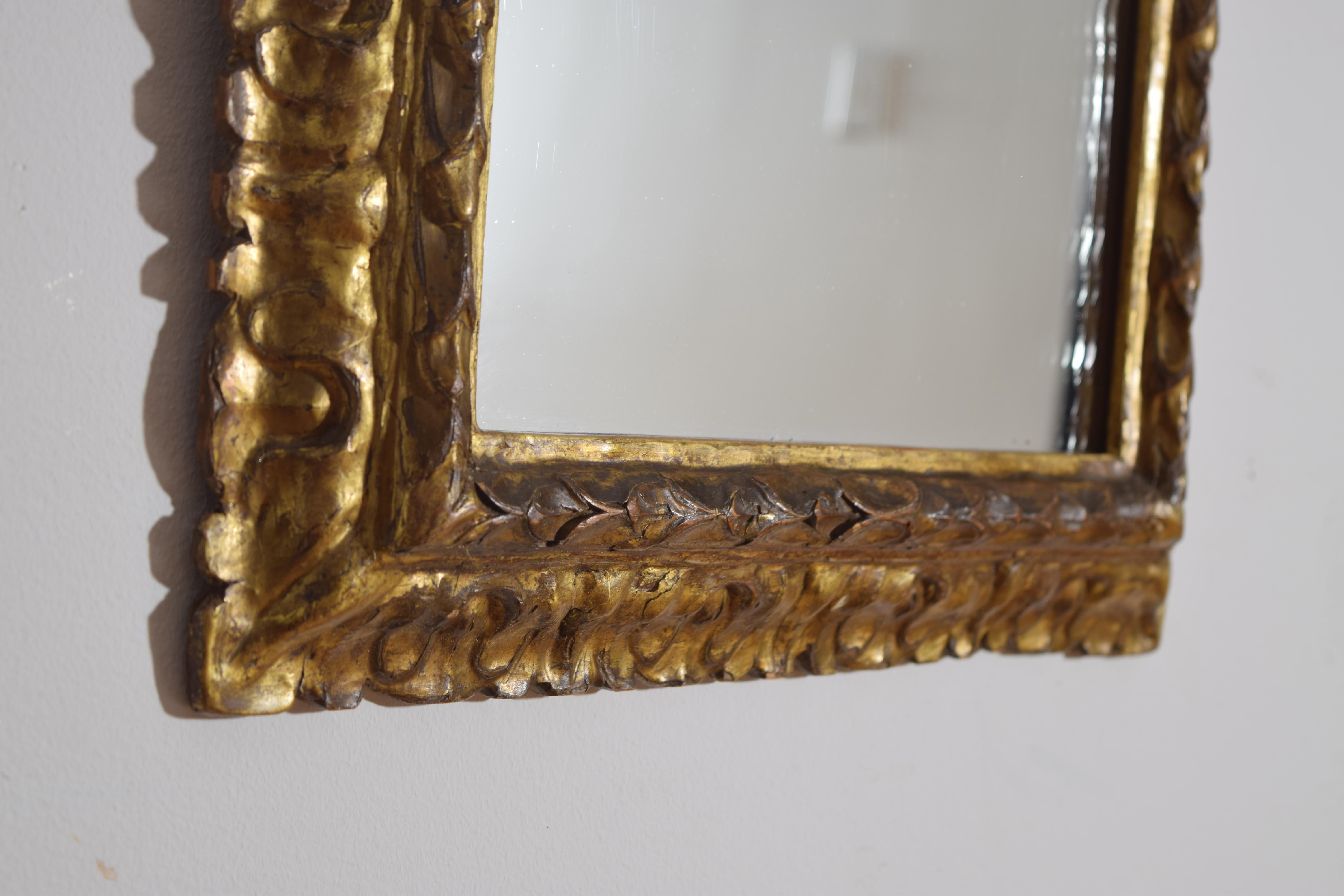 Espejo italiano, piemontés, de madera dorada tallada, Transición LXV/LXVI, ca. 1780 en Bueno estado para la venta en Atlanta, GA
